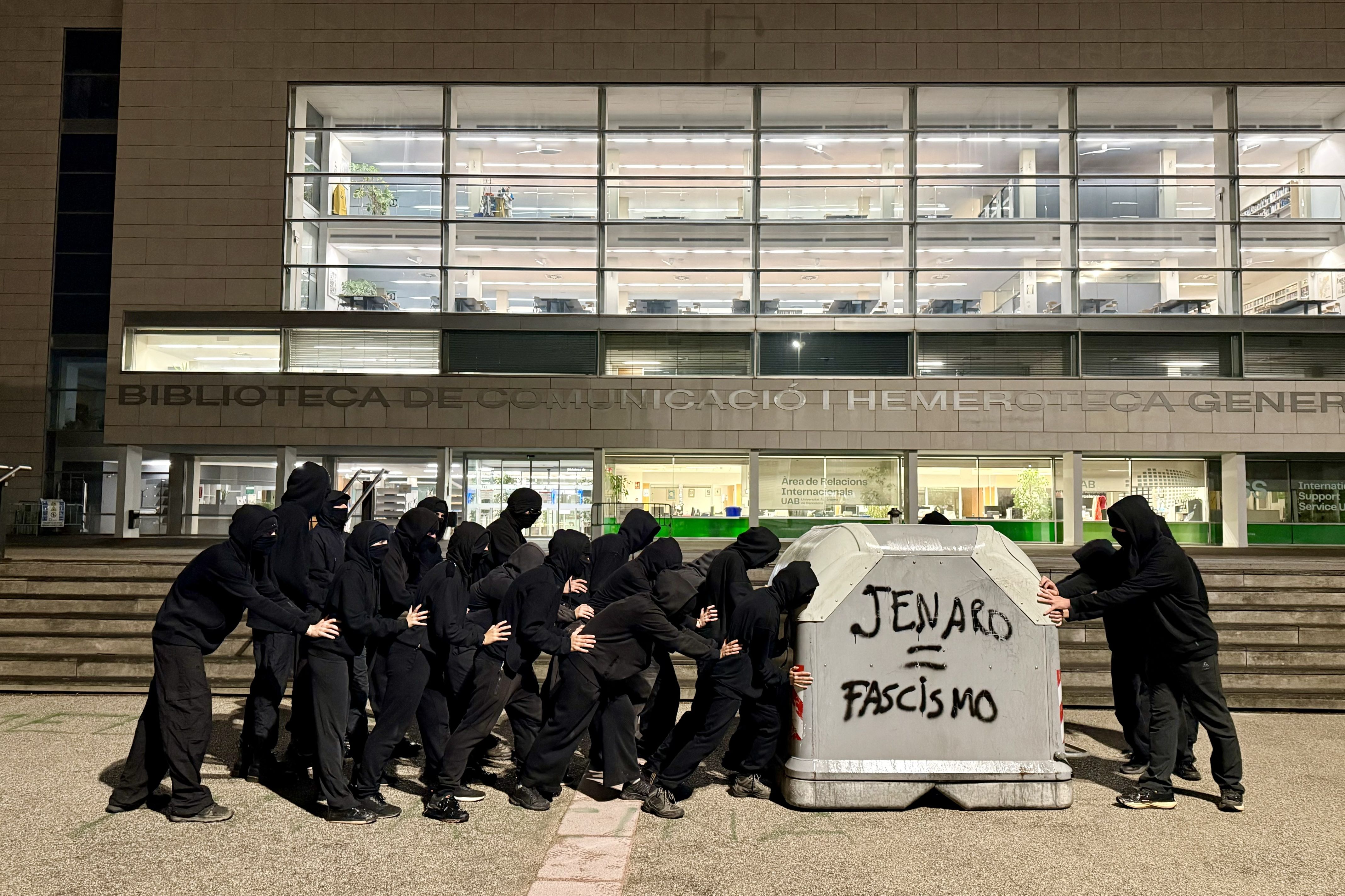Mobilització amb piquets des de les 6 h a la plaça Cívica i diversos punts del campus. Barricades amb contenidors, mobiliari i talls als accessos dels FGC. FOTO: Albert Segura (ACN)