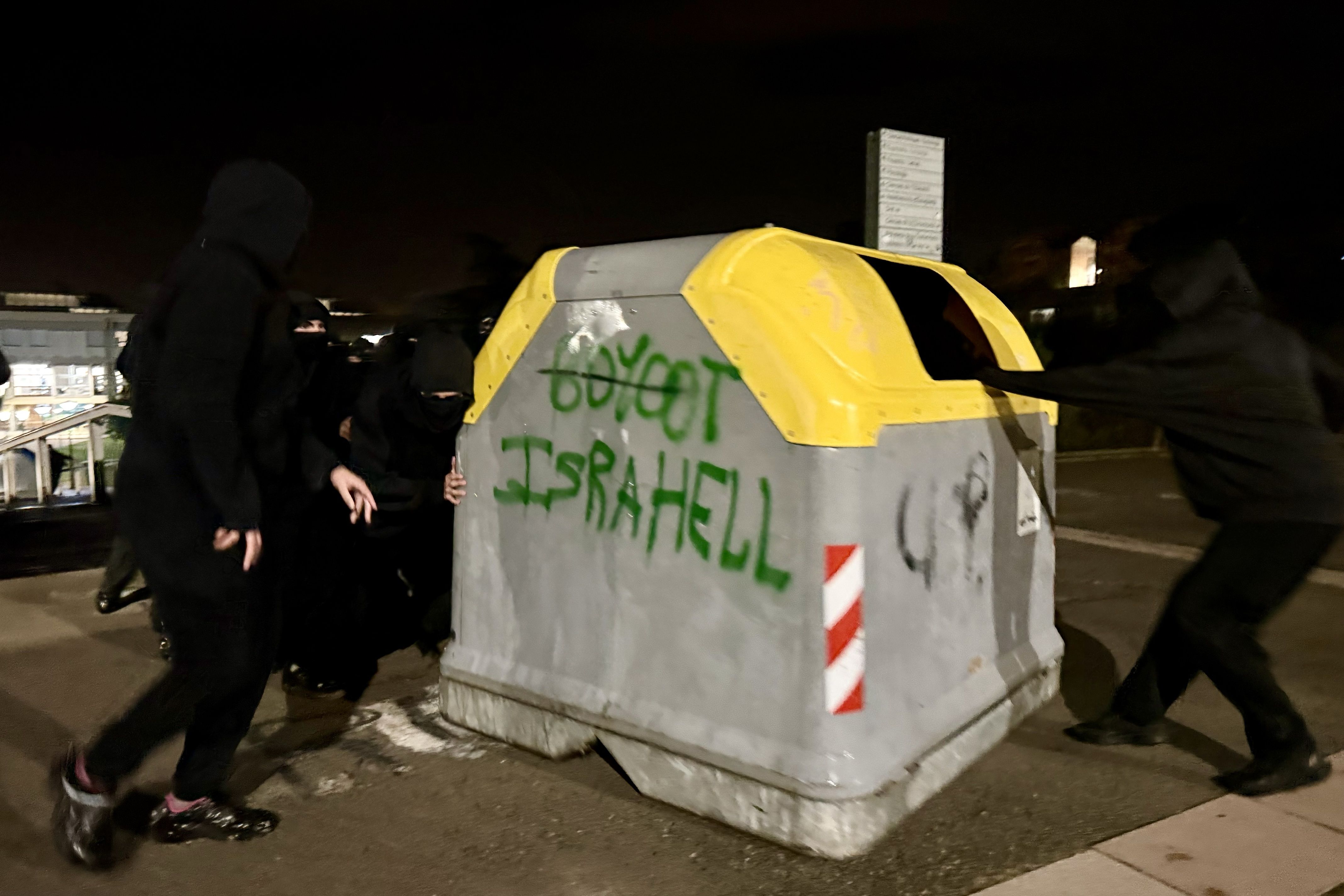 Mobilització amb piquets des de les 6 h a la plaça Cívica i diversos punts del campus. Barricades amb contenidors, mobiliari i talls als accessos dels FGC. FOTO: Albert Segura (ACN)