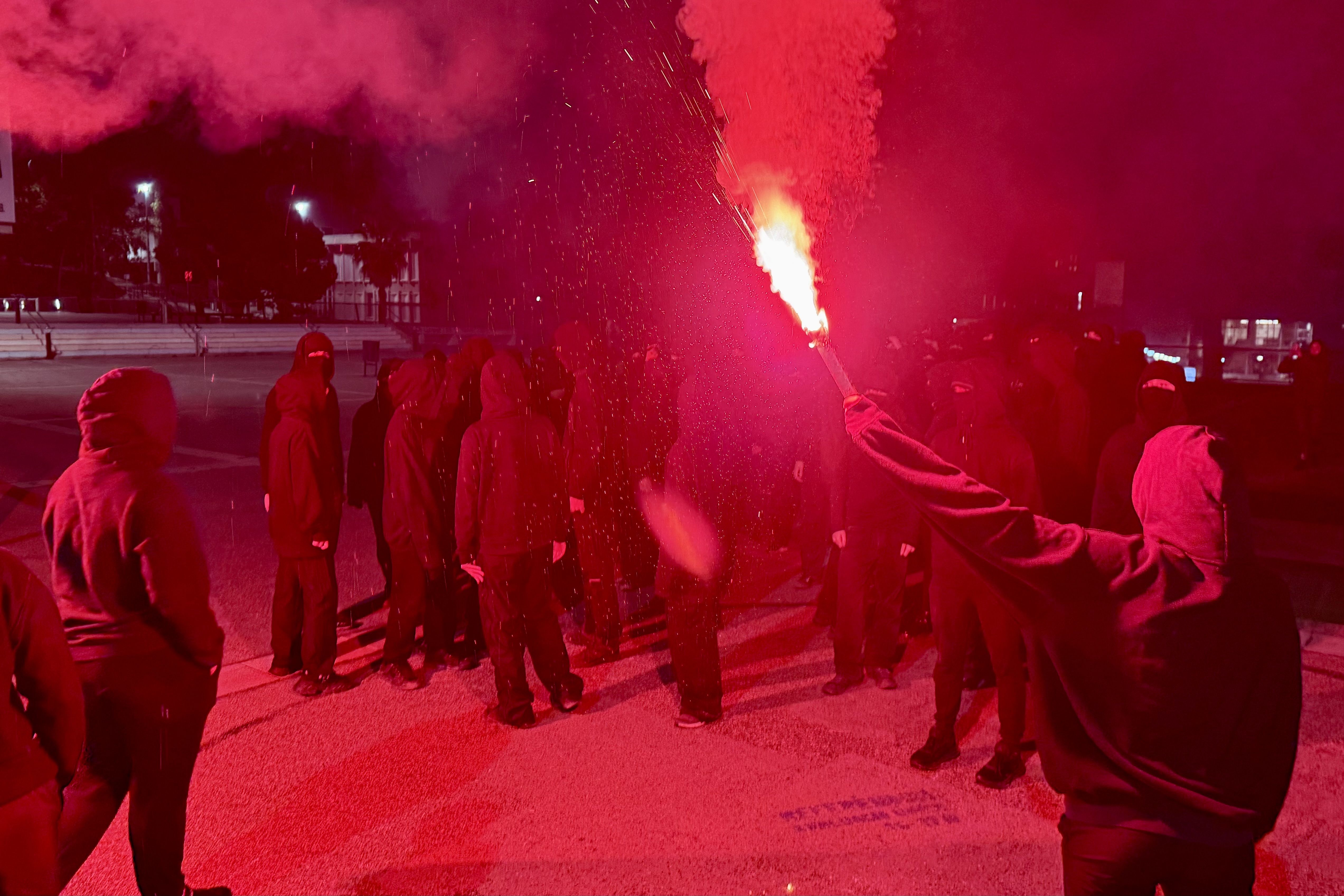 Mobilització amb piquets des de les 6 h a la plaça Cívica i diversos punts del campus. Barricades amb contenidors, mobiliari i talls als accessos dels FGC. FOTO: Albert Segura (ACN)