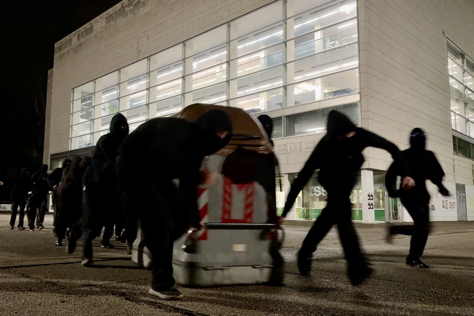 Mobilització amb piquets des de les 6 h a la plaça Cívica i diversos punts del campus. Barricades amb contenidors, mobiliari i talls als accessos dels FGC. FOTO: Albert Segura (ACN)