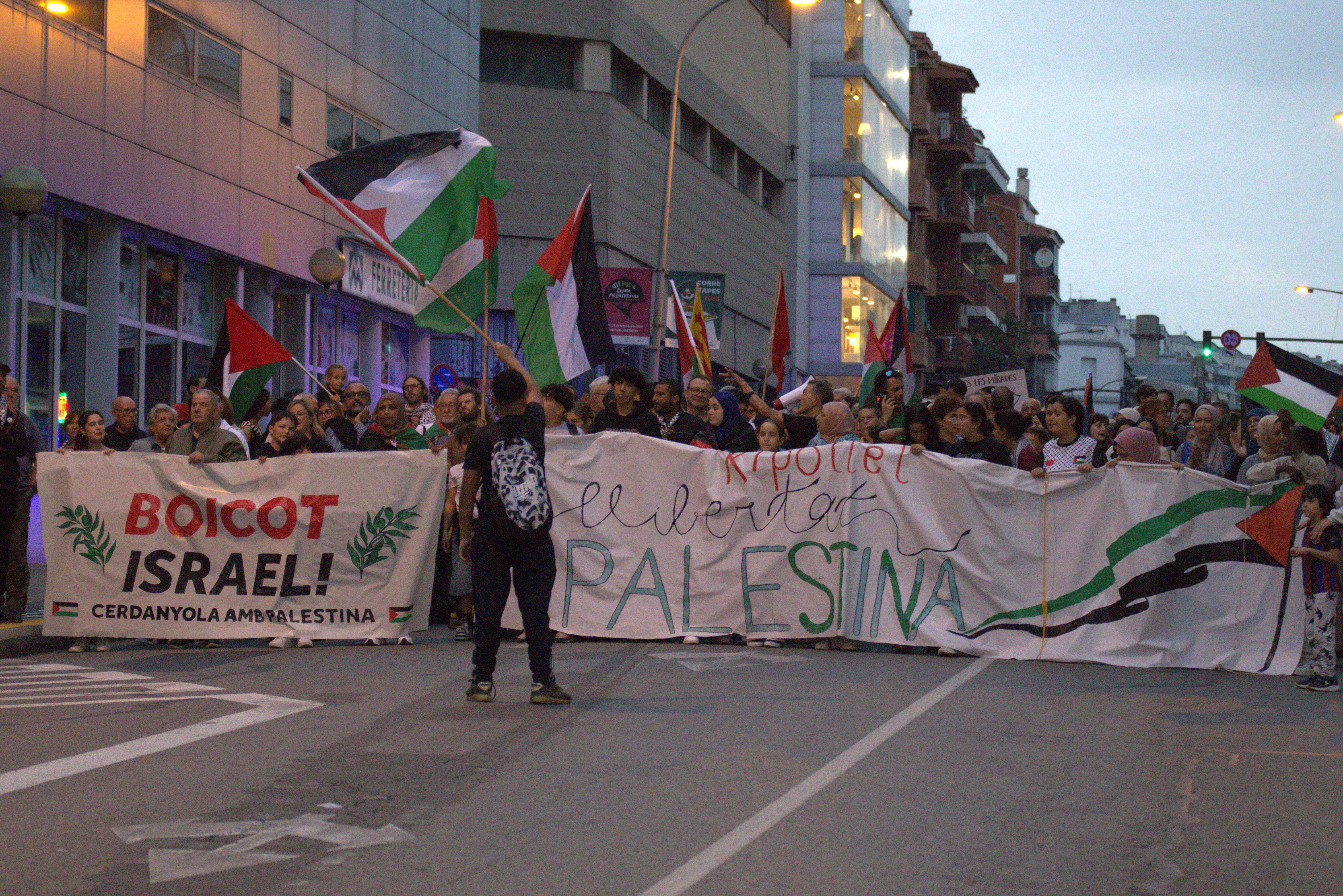 Final de la protesta conjunta entre Cerdanyola i Ripollet Foto: Marc Mata 
