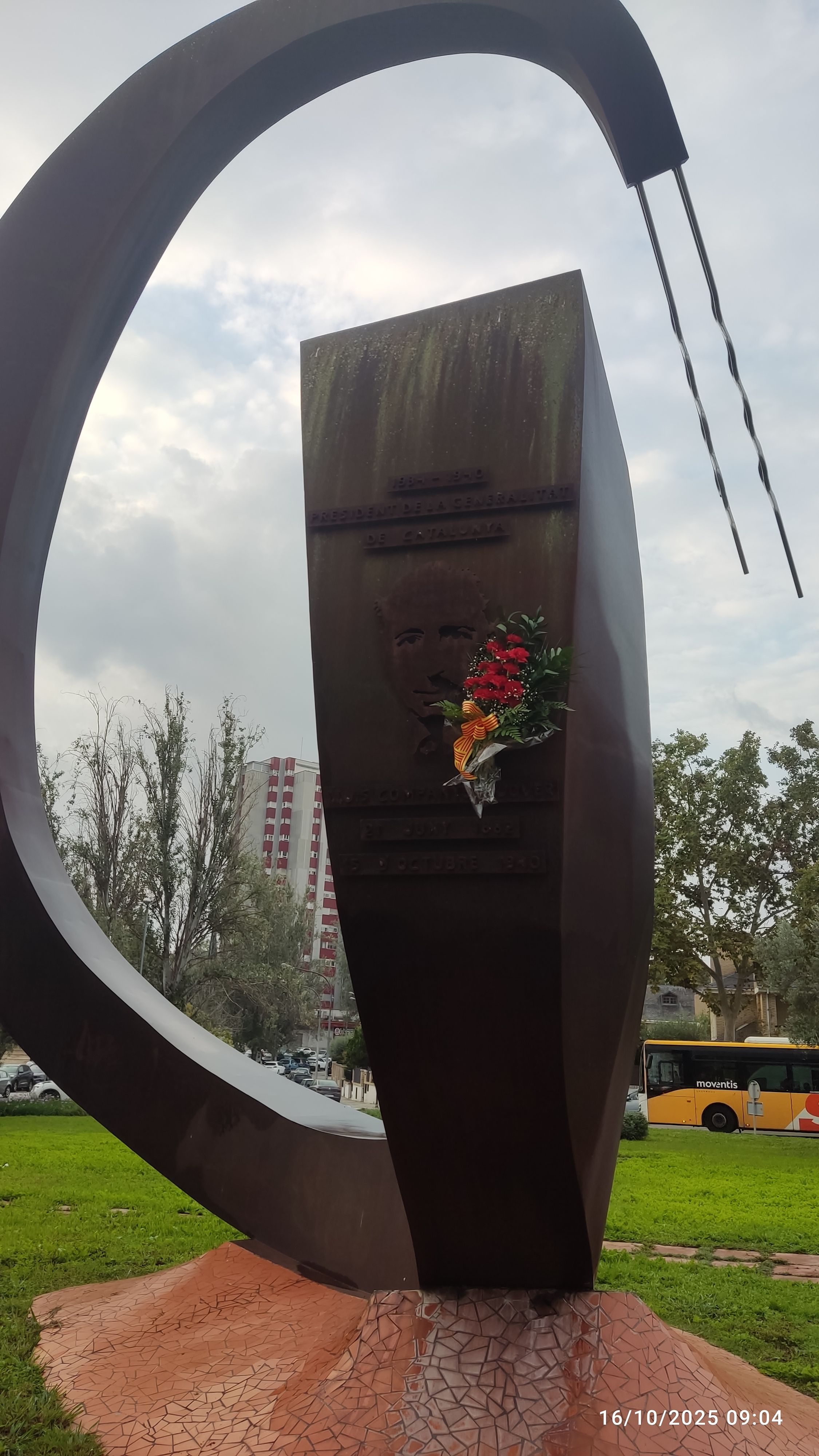 Monument a Lluís Companys, conegut com la C de Cerdanyola, amb les flors en record del president afusellat. FOTO: Judit Josa