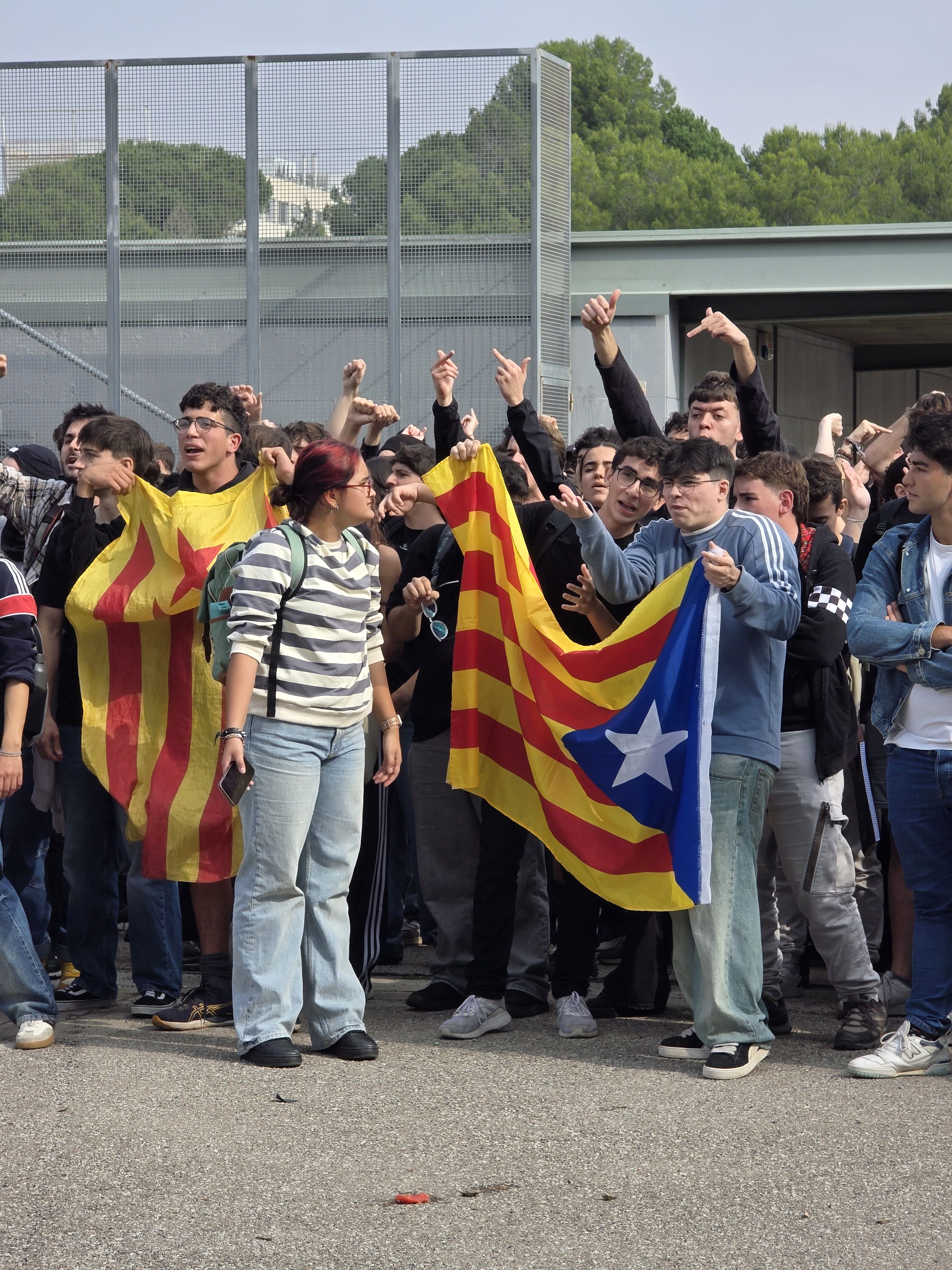 Protestes amb aldarulls per la presència de Vito Quiles. Foto: Marc Mata