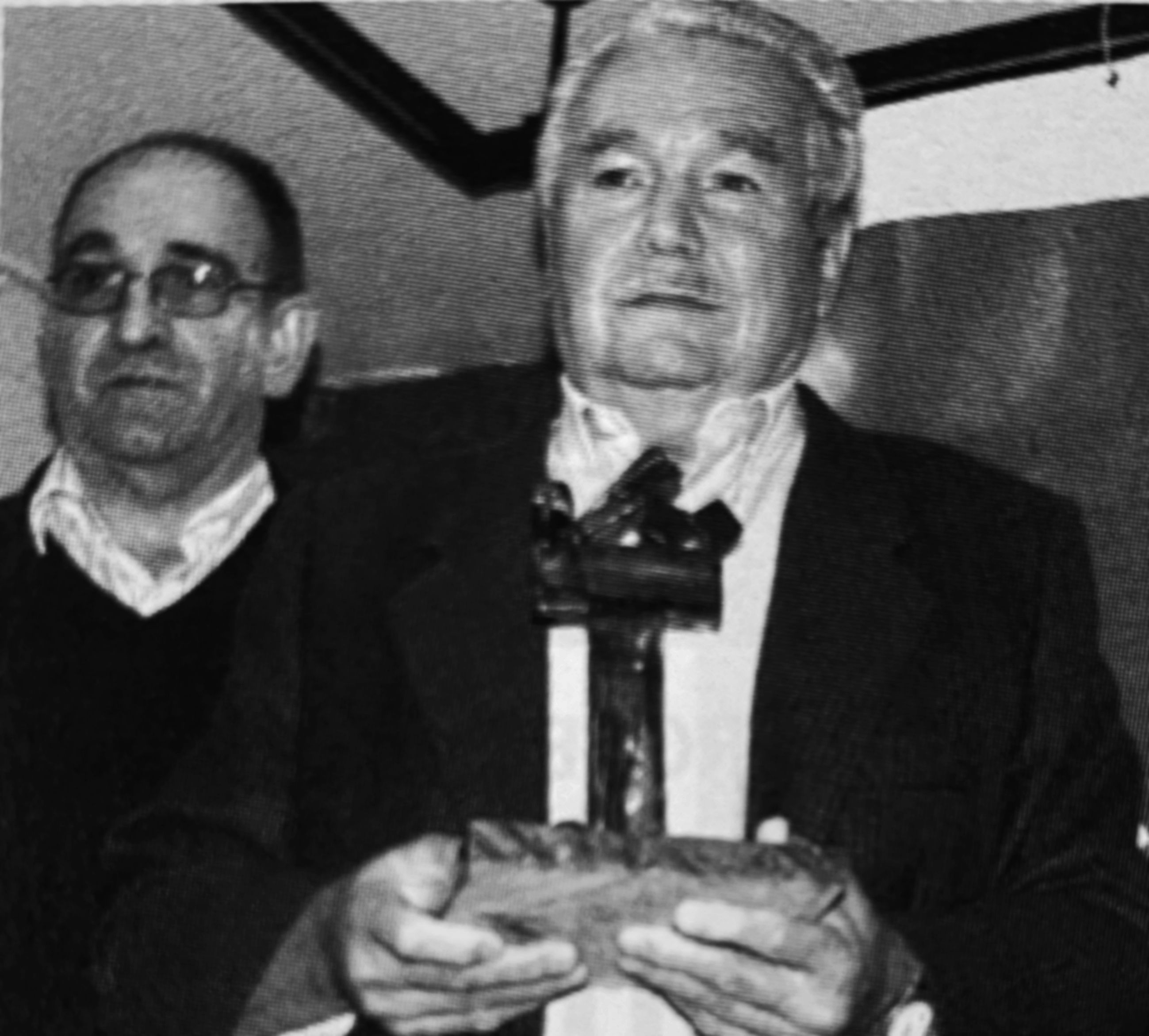 Jordi Felip, de la comissió de festes de tardor del Pont Vell, amb el primer president de l'Esbart dansaire Sant Marçal, Andreu Sala.  FOTO: Arxiu Cerdanyola al dia
