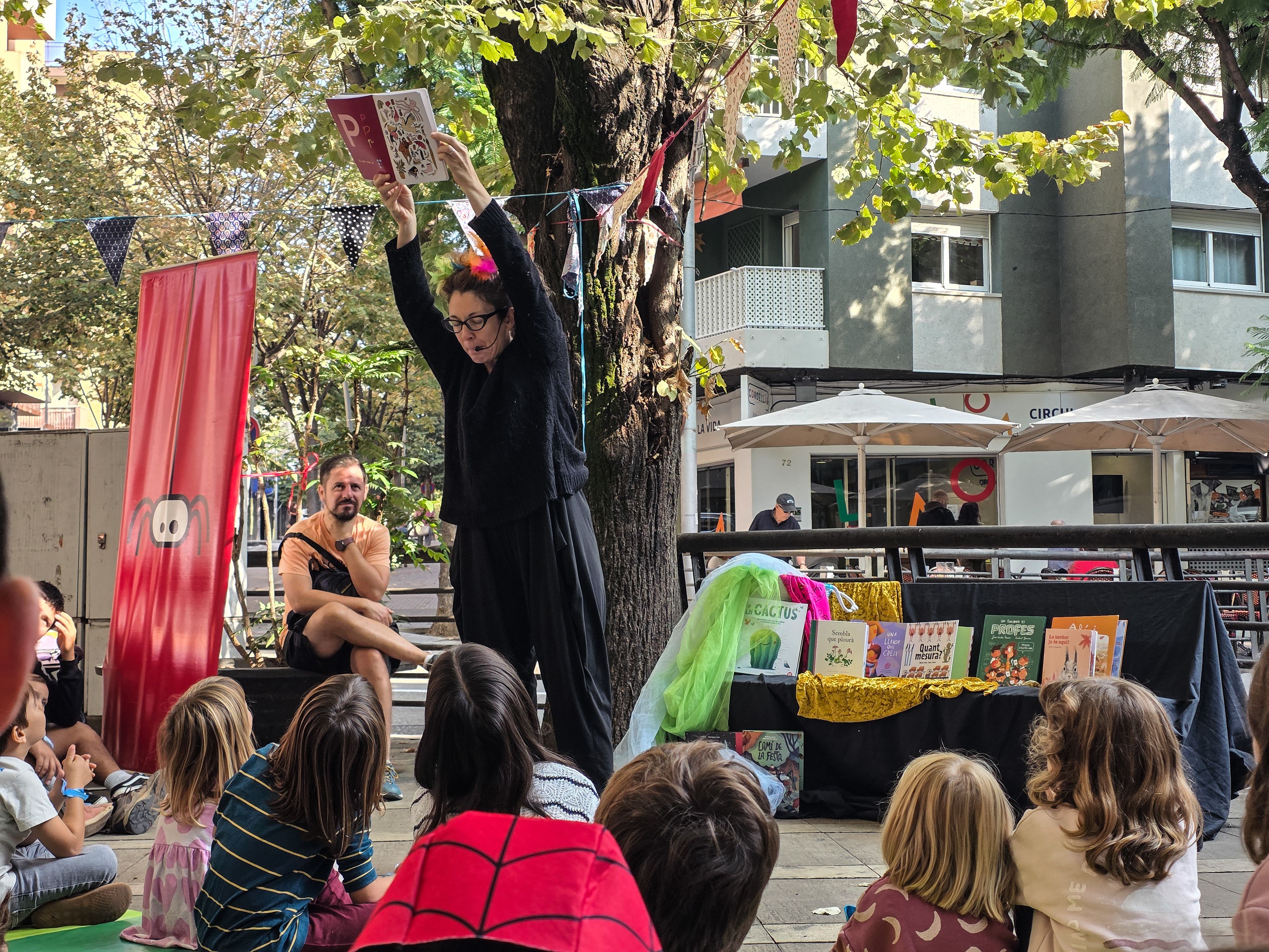 Els infants gaudeixen de la 8a festa de la Il•lustració. Foto: Marc Mata