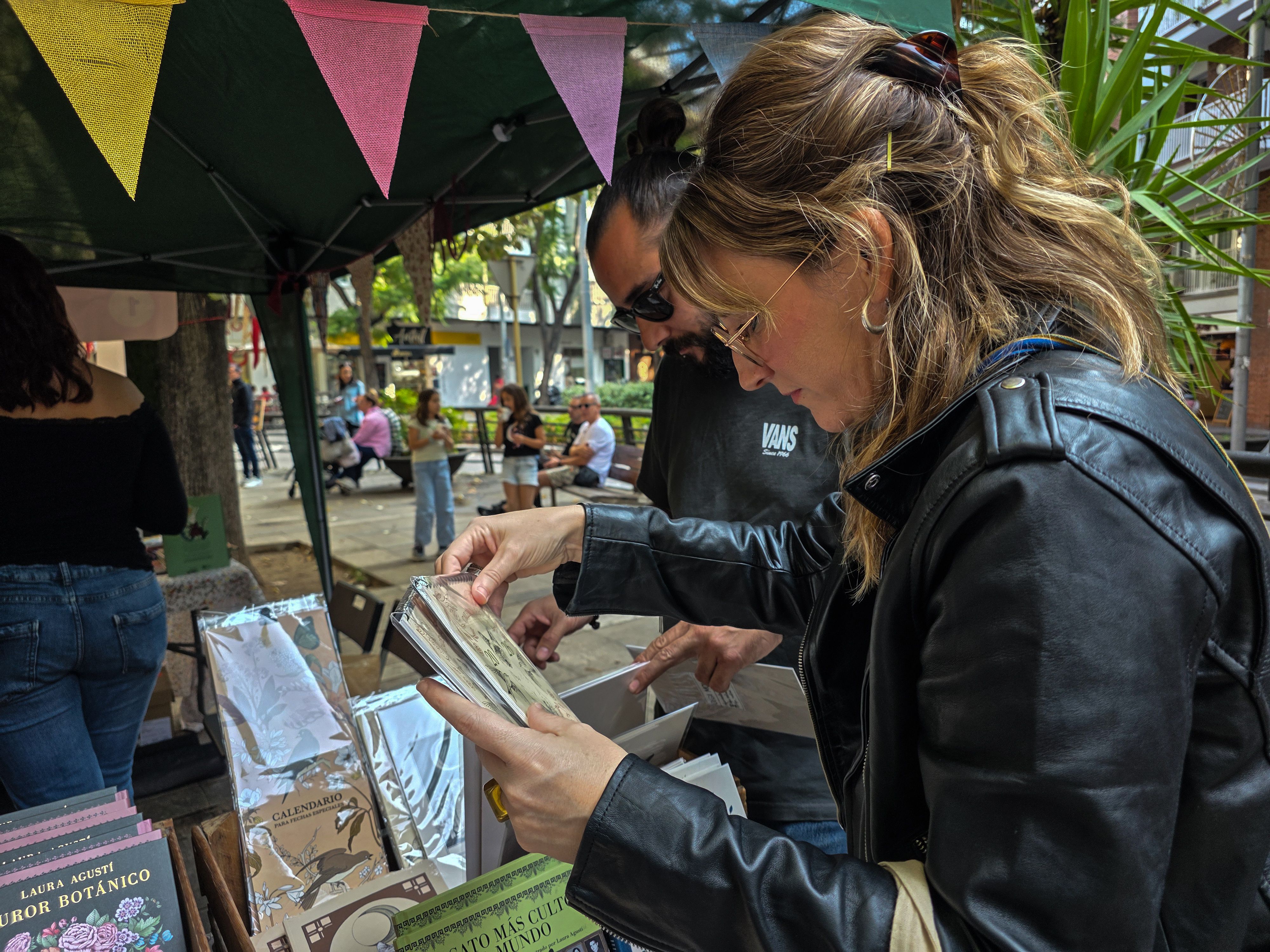  La 8a festa de la Il•lustració ha servit per comprar llibres. Foto: Marc Mata