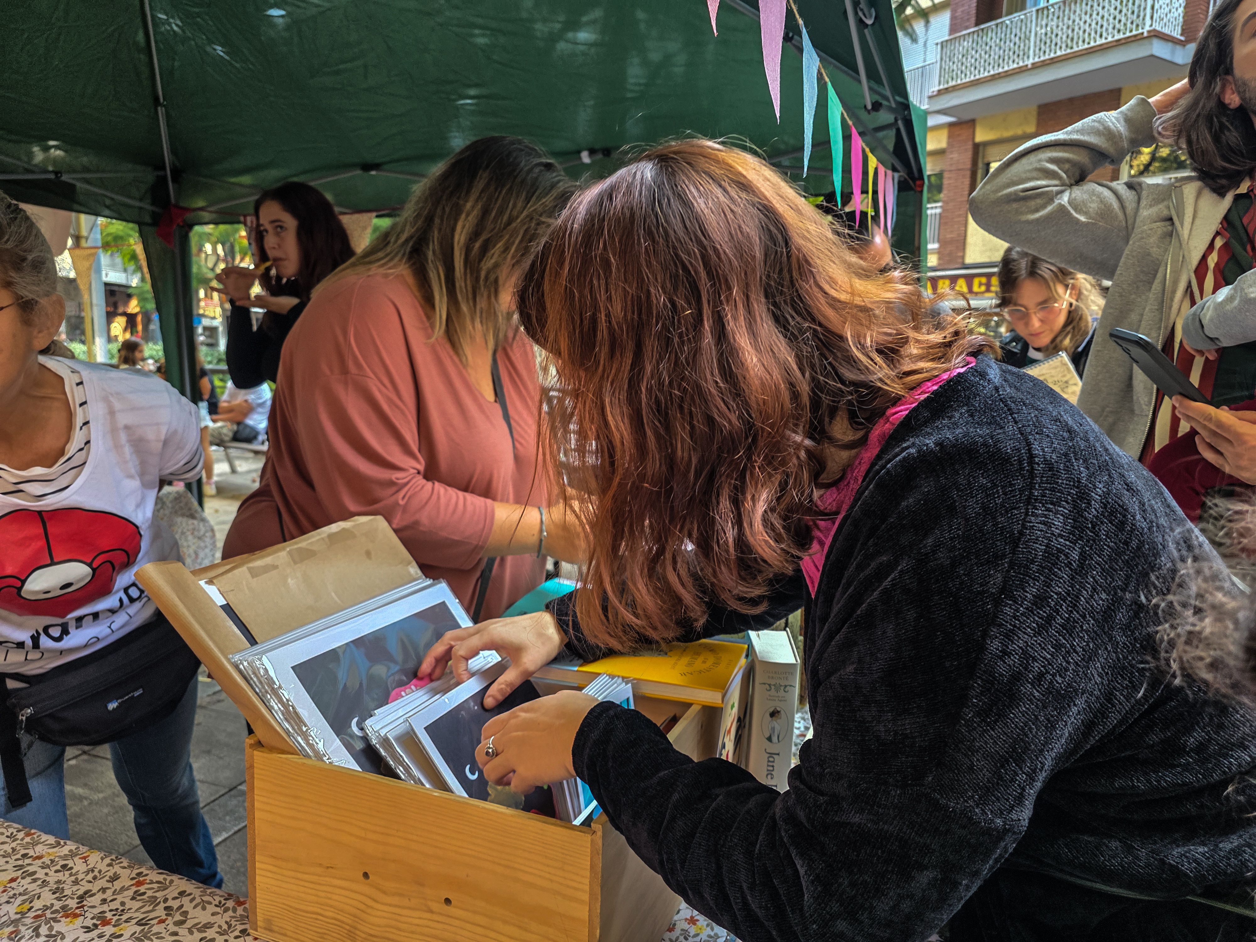  La 8a festa de la Il•lustració també per remenar llibres. Foto: Marc Mata