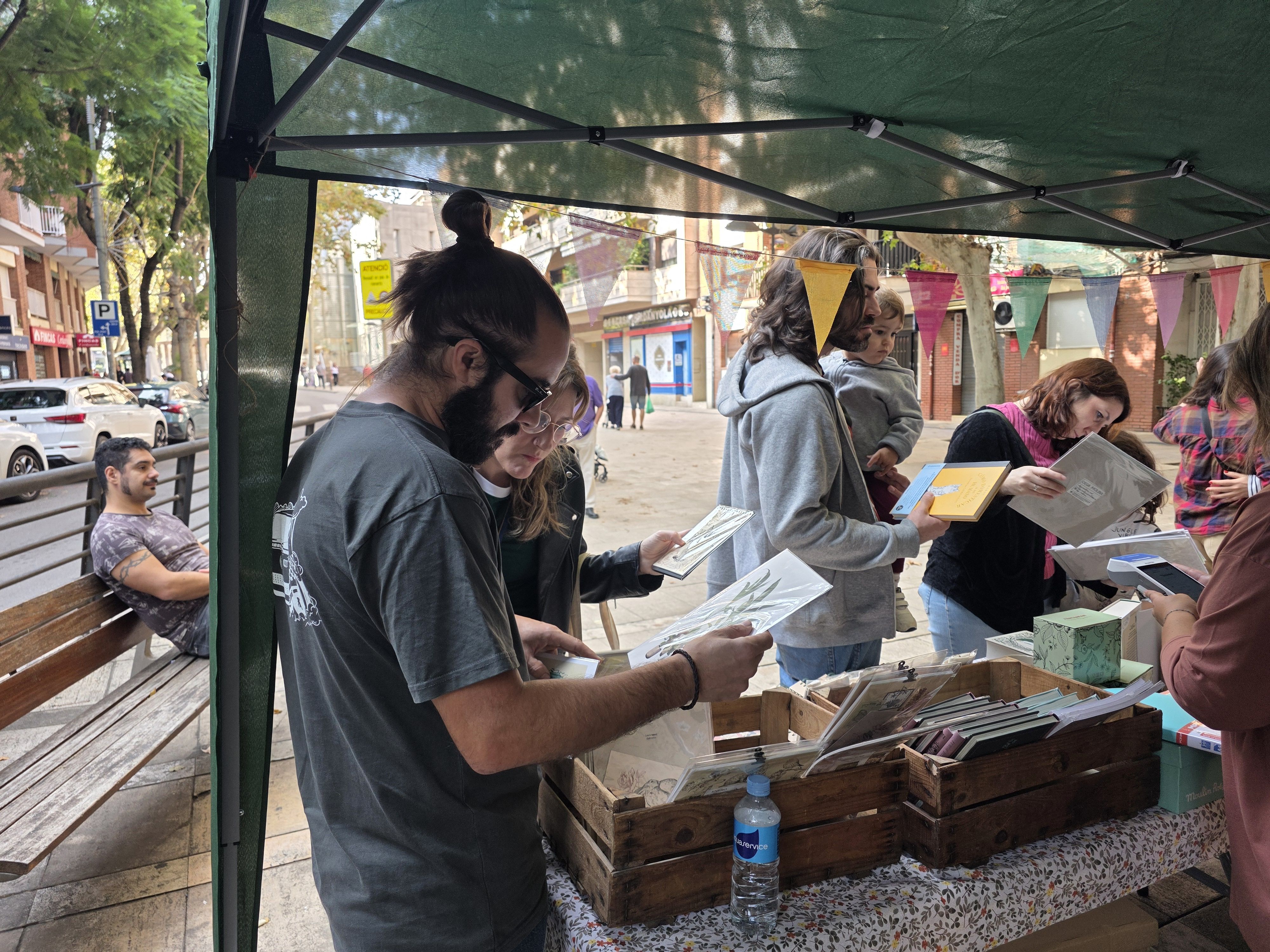 Remenant llibres. Foto: Marc Mata