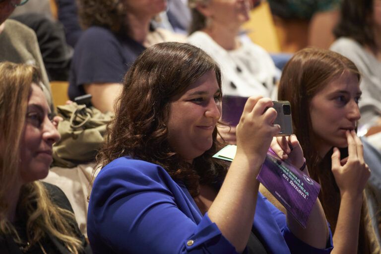 Una jove fotografia un dels actes de la Setmana de la Innovació, en la primera edició, el 2023. FOTO: UAB