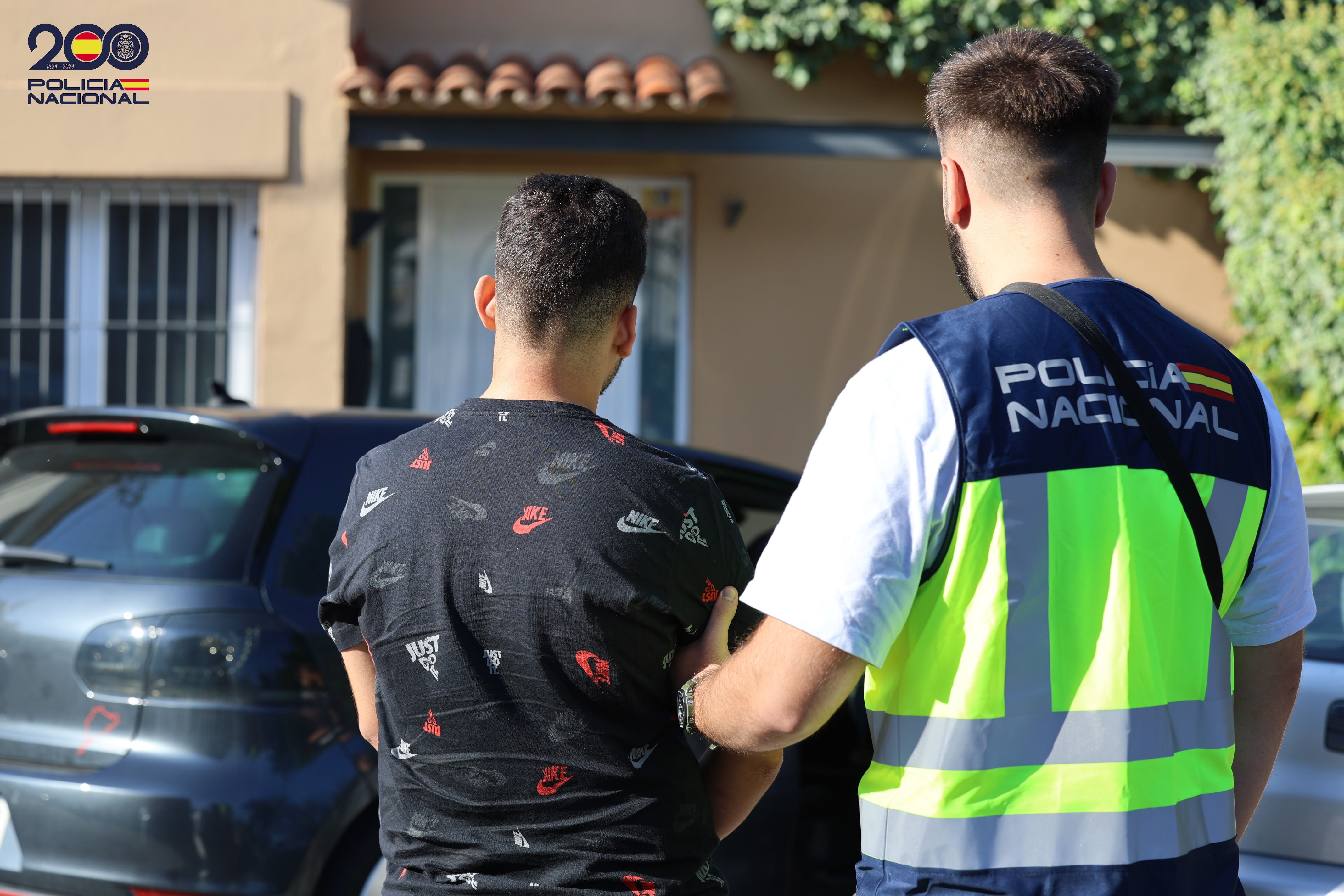 La Policia Nacional amb un dels detinguts. FOTO: Policia Nacional