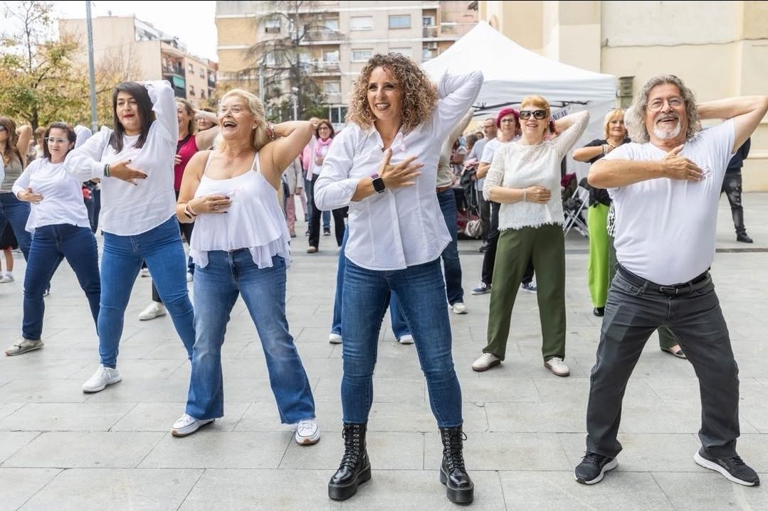 Cerdanyola commemora a la jornada del Dia Internacional Contra el Càncer de Mama. Foto: Núria Puentes (Ajuntament)