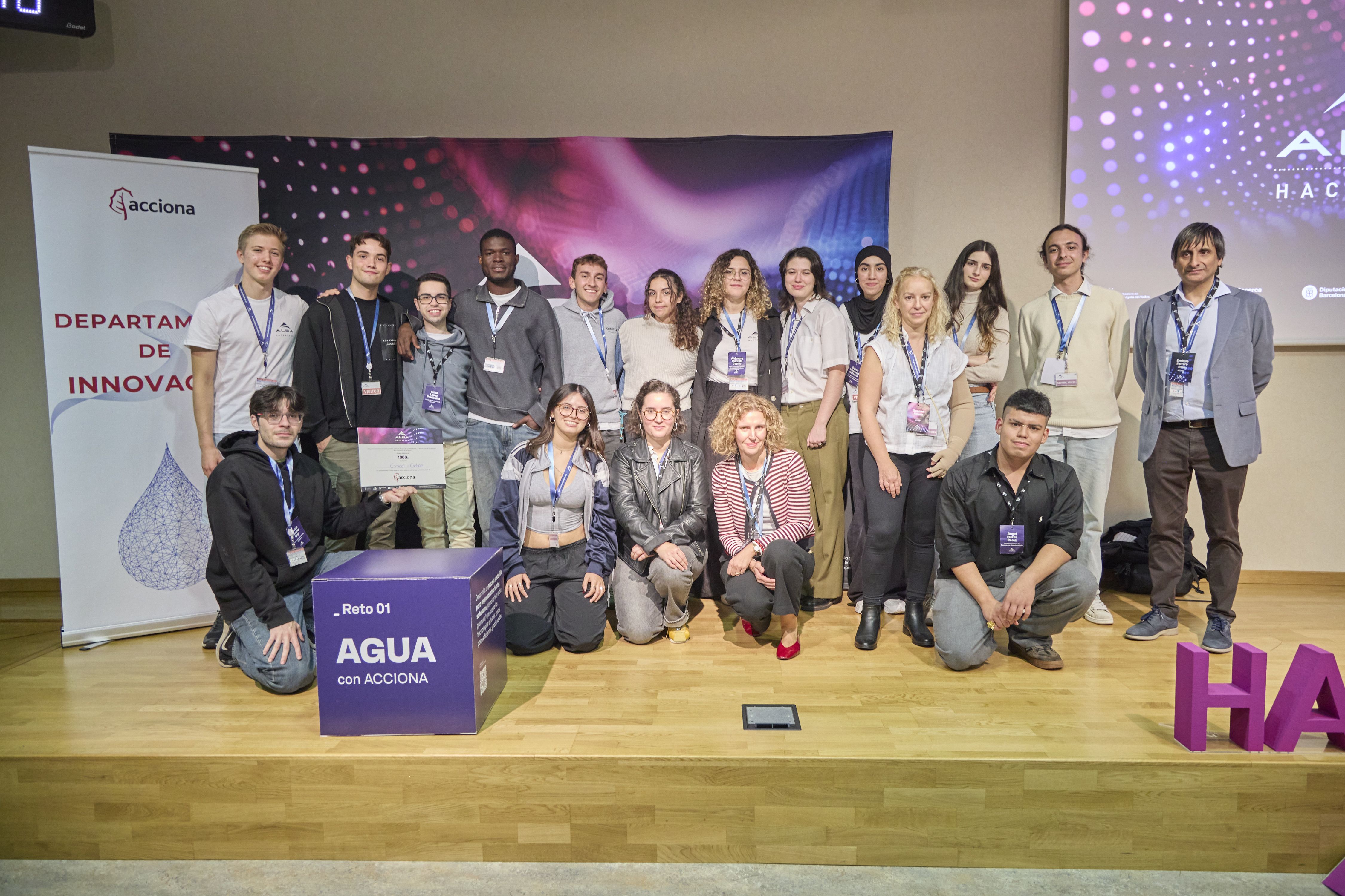 L'equip d'estudiants, investigadors i mentors que, divendres 17, va guanyar el repte plantejat per l'empresa Acciona. FOTO: Ajuntament  L'equip d'estudiants, investigadors i mentors que, divendres 17, va guanyar el repte plantejat per l'empresa Acciona. FOTO: Ajuntament