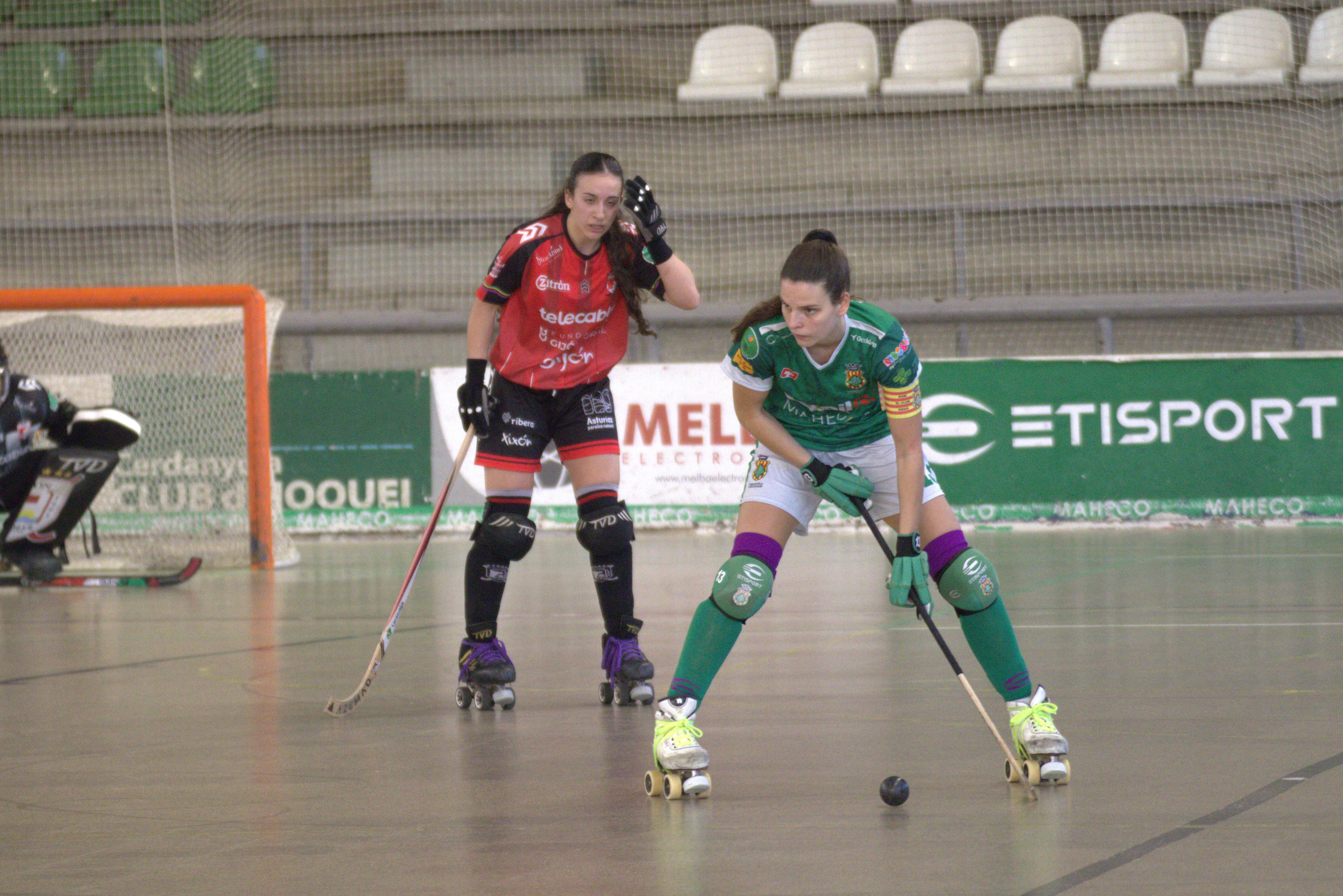 Control de pilota de Gemma Solé en un partit disputat a Can Xarau, on dissabte vinent tornen a jugar les cerdanyolenques. FOTO: Marc Mata (arxiu) 