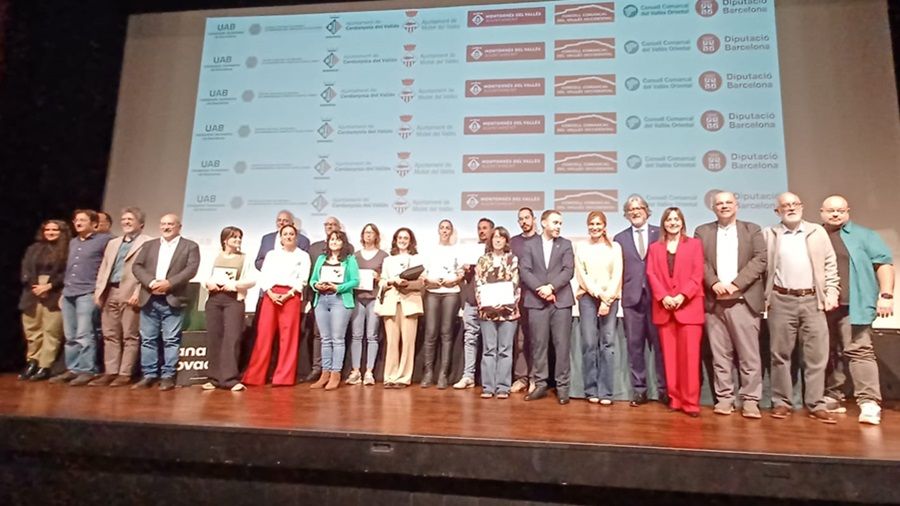 Foto de família dels premis Eines a l'emprenedoria amb propòsit social, en la gala celebrada aquest dimarts 21 d'octubre al Teatre Ateneu de Cerdanyola. Foto: Judit Josa