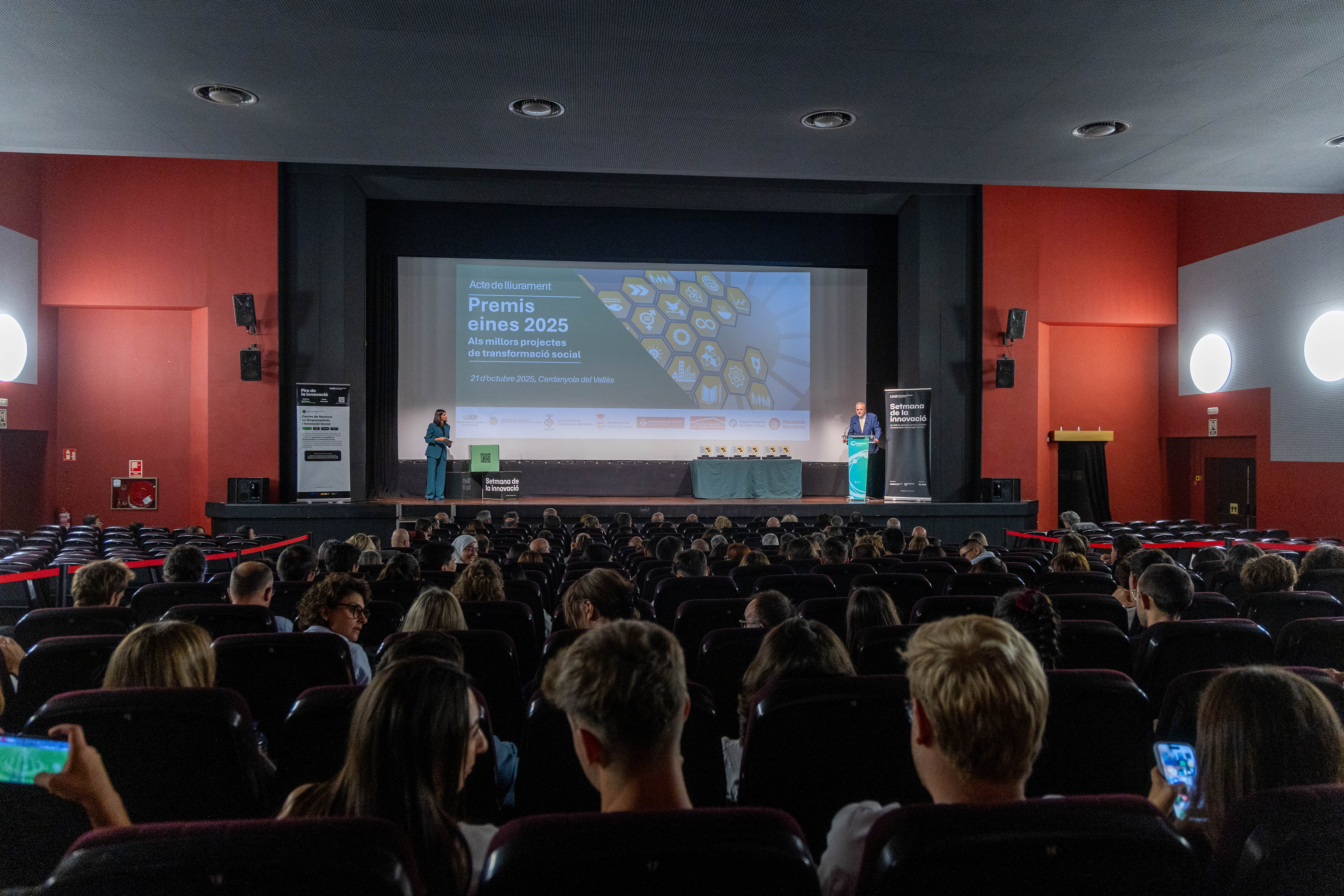 La gala de premis Eines, de reconeixement a projectes emprenedors amb valors socials, es va celebrar el dimarts 21 al Teatre Ateneu. Foto: Núria Puentes (Ajuntament) 