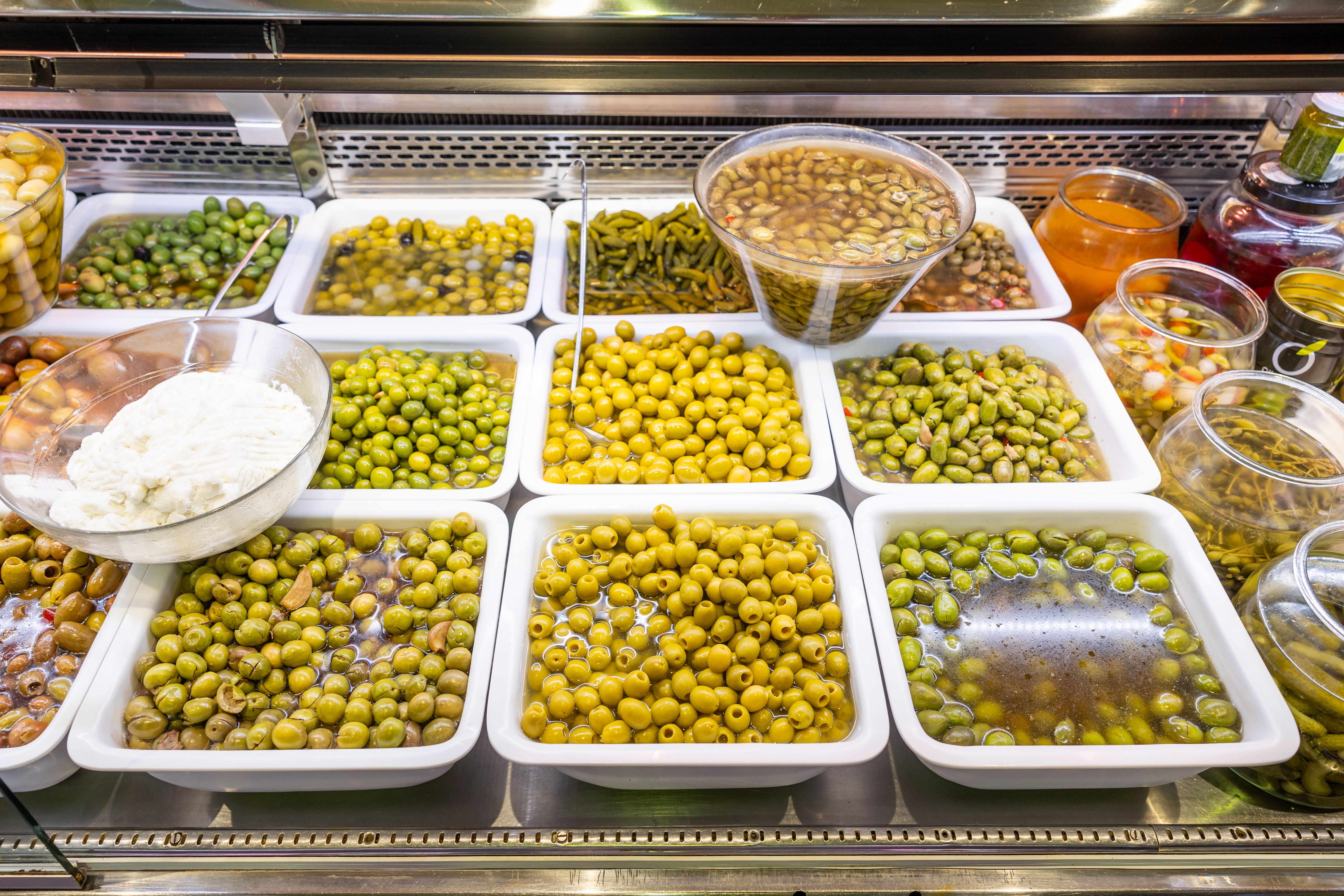 Parada del Mercat municipal de Serraperera amb varietat d'olives. FOTO: Arnau Padilla.  Parada del Mercat municipal de Serraperera amb varietat d'olives. FOTO: Arnau Padilla.