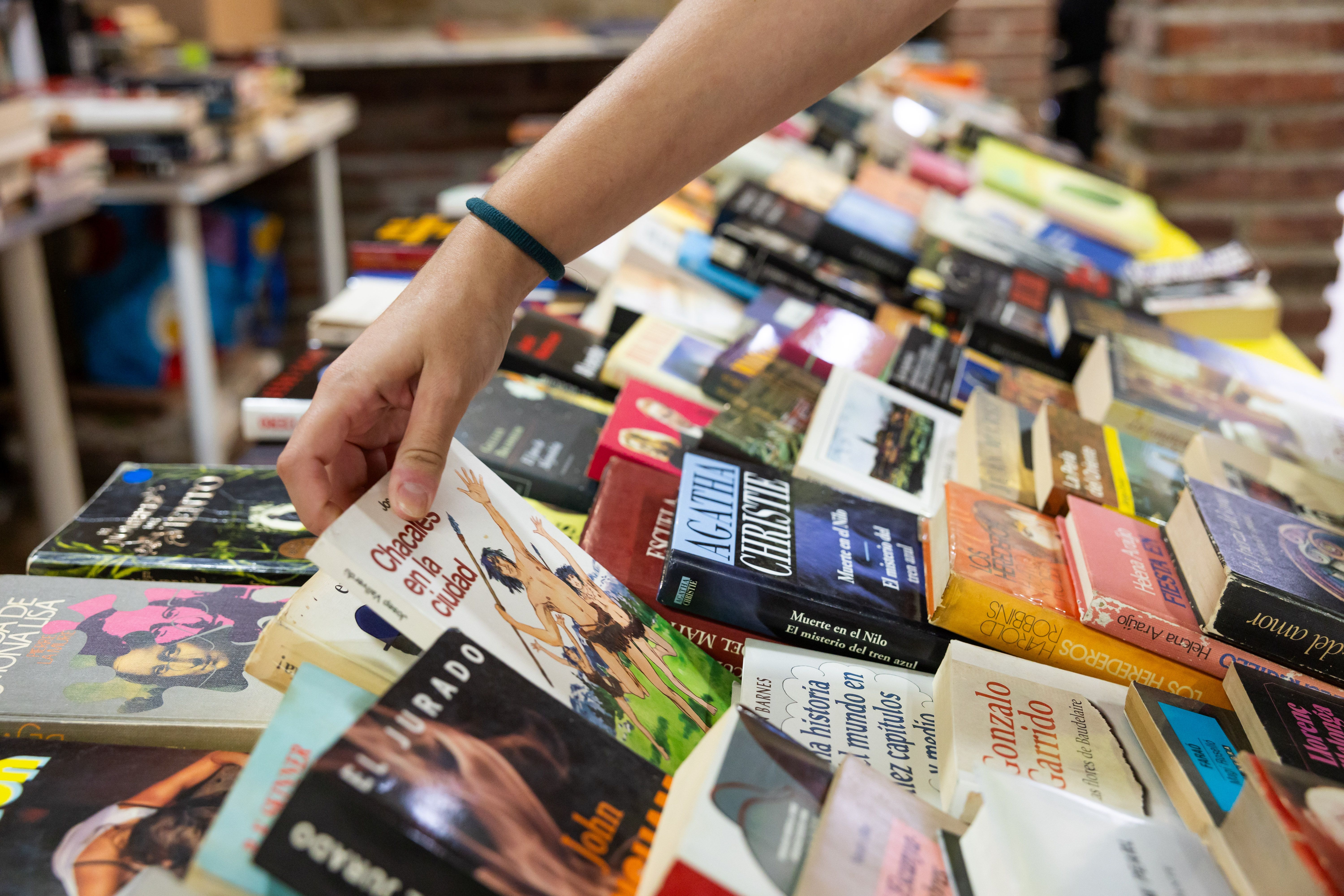 Mercat de Serraparera, punt d'intercanvi de llibres dinamitzat pels comerciants. FOTO Arnau Padilla Mercat de Serraparera, punt d'intercanvi de llibres dinamitzat pels comerciants. FOTO Arnau Padilla