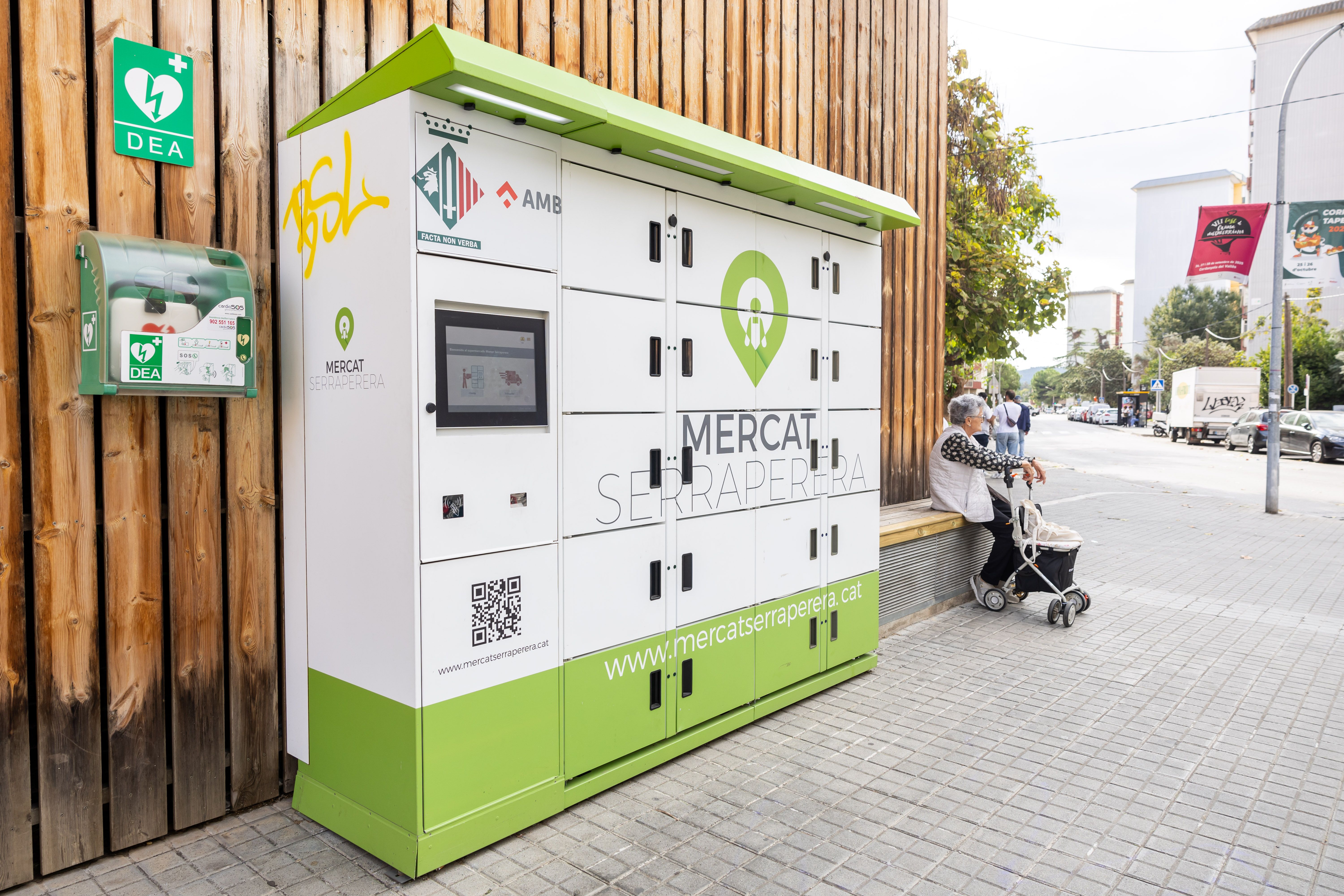 Mercat de Serraparera. Guixetes refrigerades i de congelació on recollir la compra, encarregada per web, Whatsaap o telèfon. FOTO Arnau Padilla Mercat de Serraparera. Guixetes refrigerades i de congelació on recollir la compra, encarregada per web, Whatsaap o telèfon. FOTO Arnau Padilla