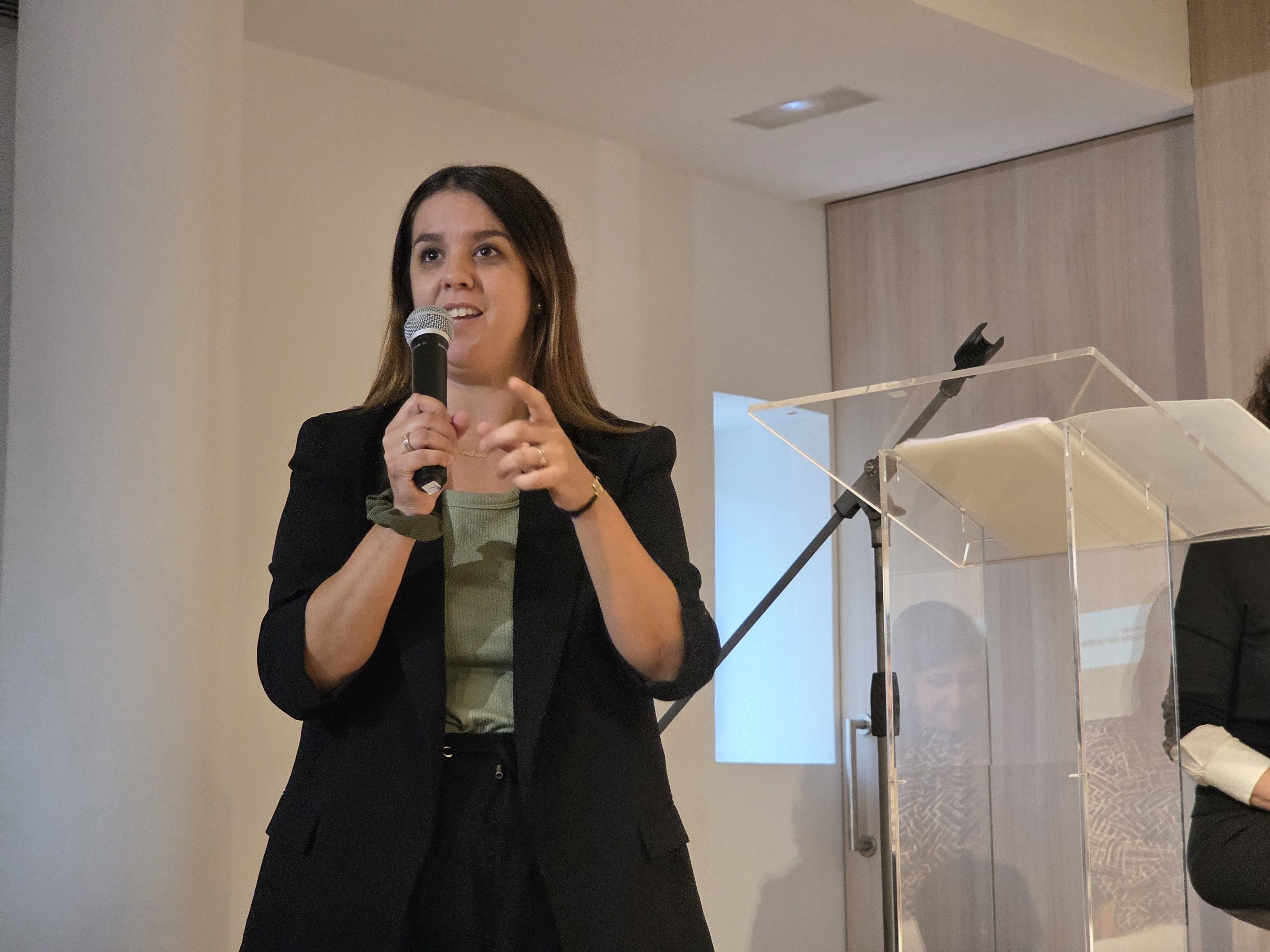 La regidora Andrea Borrego en l'homenatge a l'escriptor cerdanyolenc Isidre Grau a la Biblioteca Central. Foto: Marc Mata