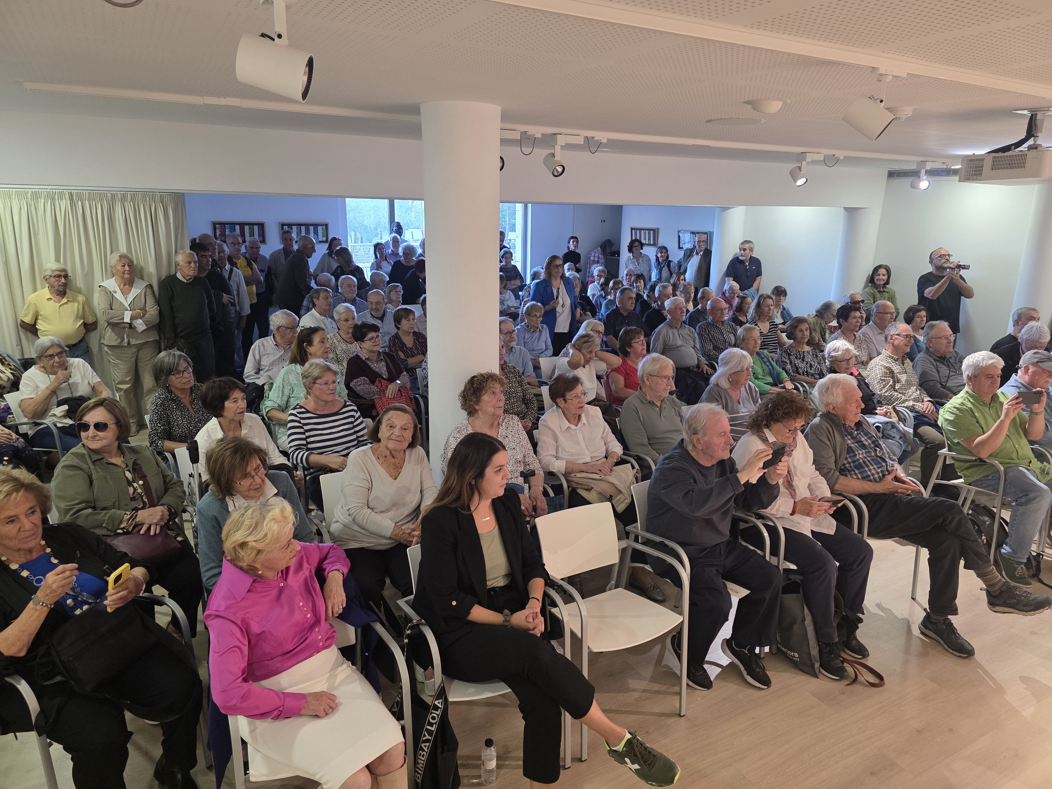 Sala de la Biblioteca Centra plena en l'homenatge a 'escriptor cerdanyolenc Isidre Grau. Foto: Marc Mata