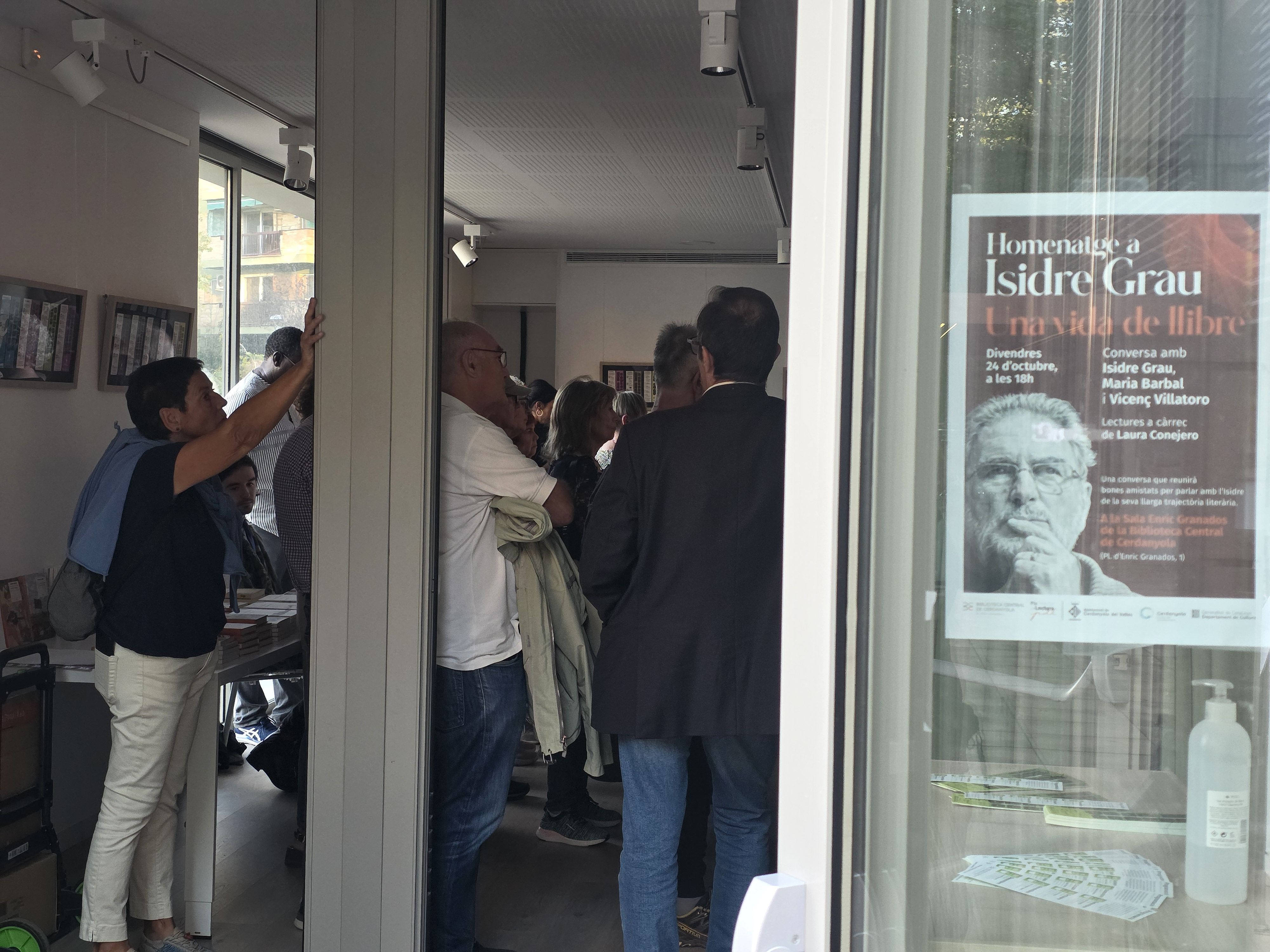 Gent de peu en l'homenatge a 'escriptor cerdanyolenc Isidre Grau. Foto: Marc Mata