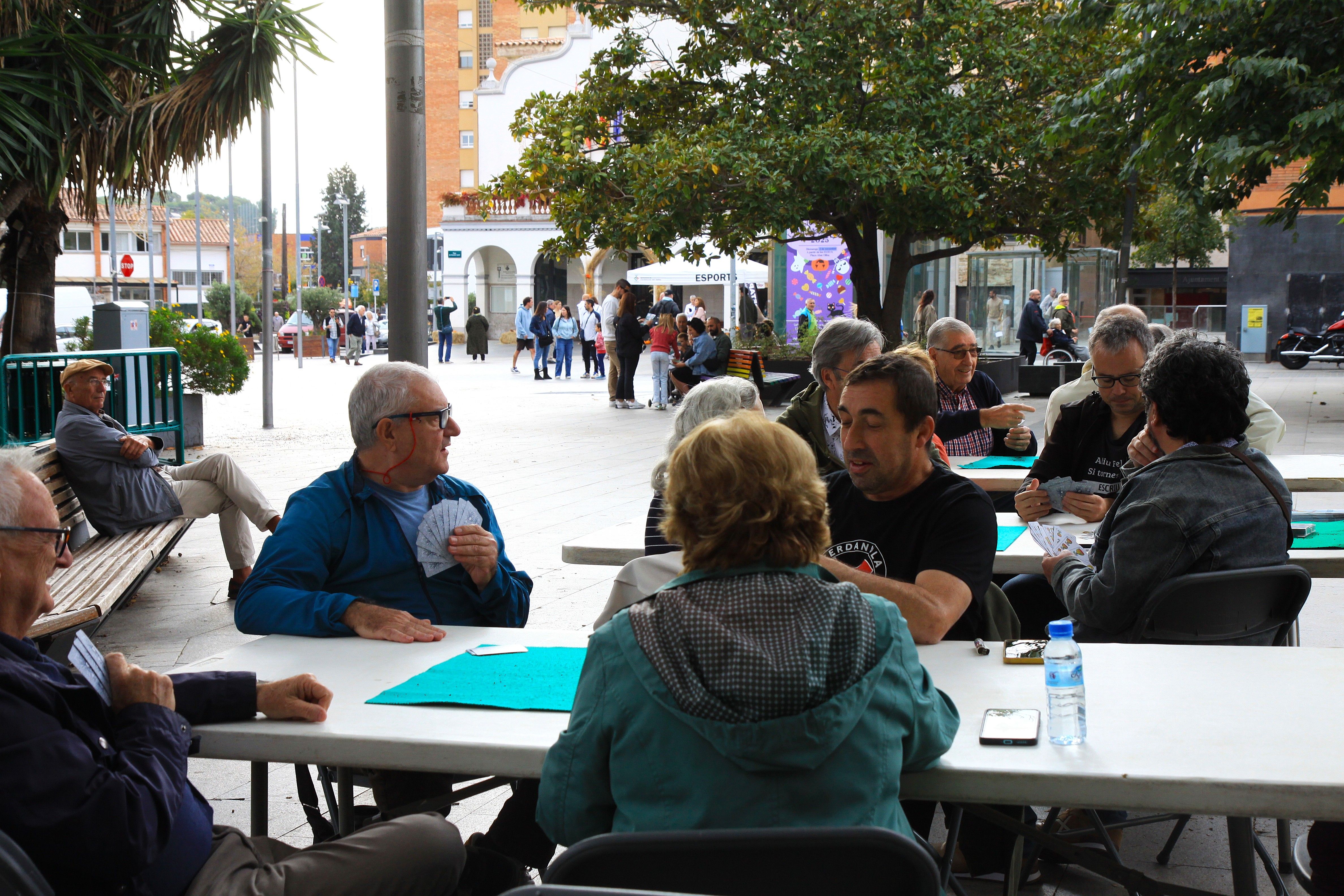El joc de la botifarra ha ajuntat experts i novells en animades partides. Foto: Laia Jubany