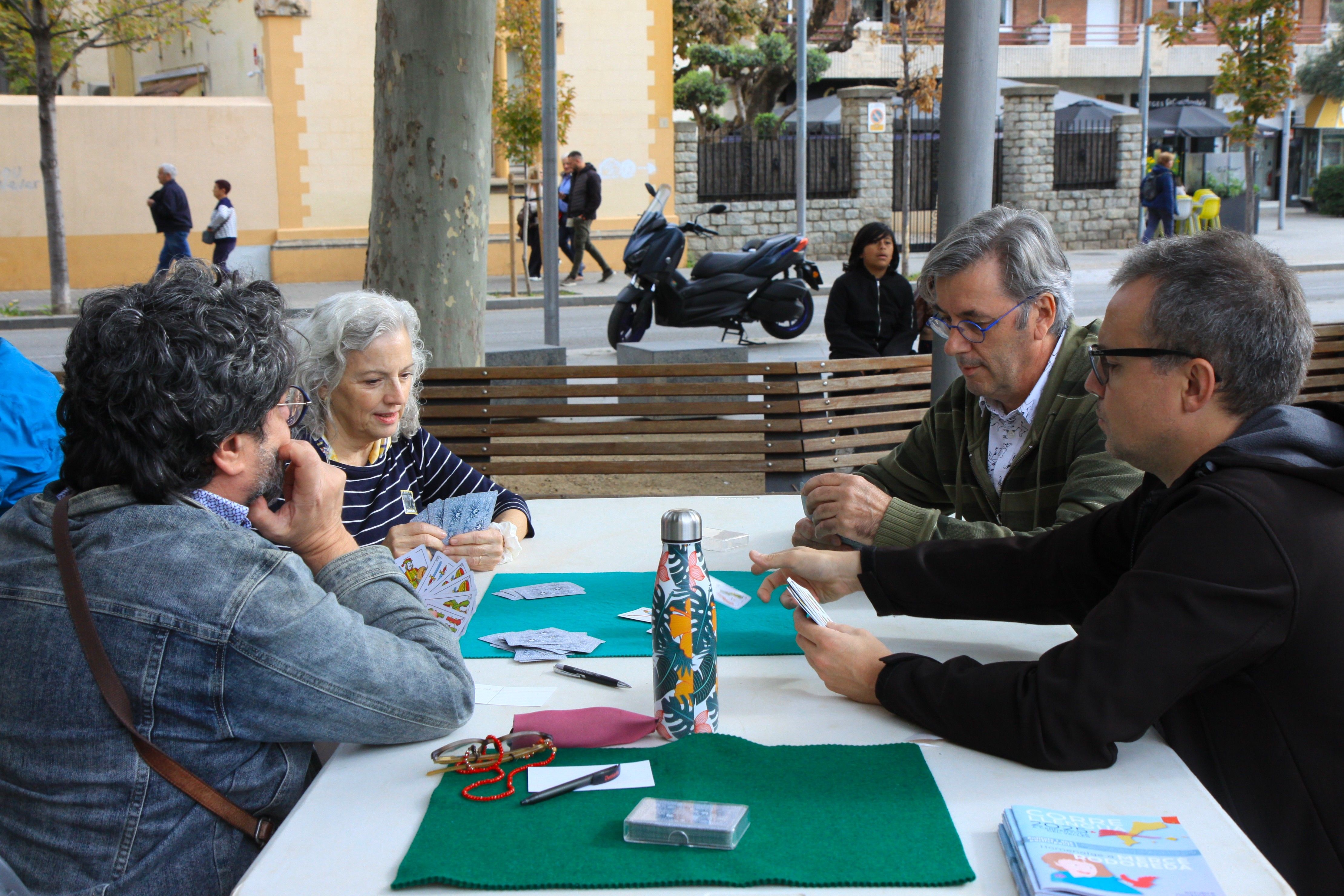 El joc de la botifarra ha ajuntat experts i novells en animades partides. Foto: Laia Jubany
