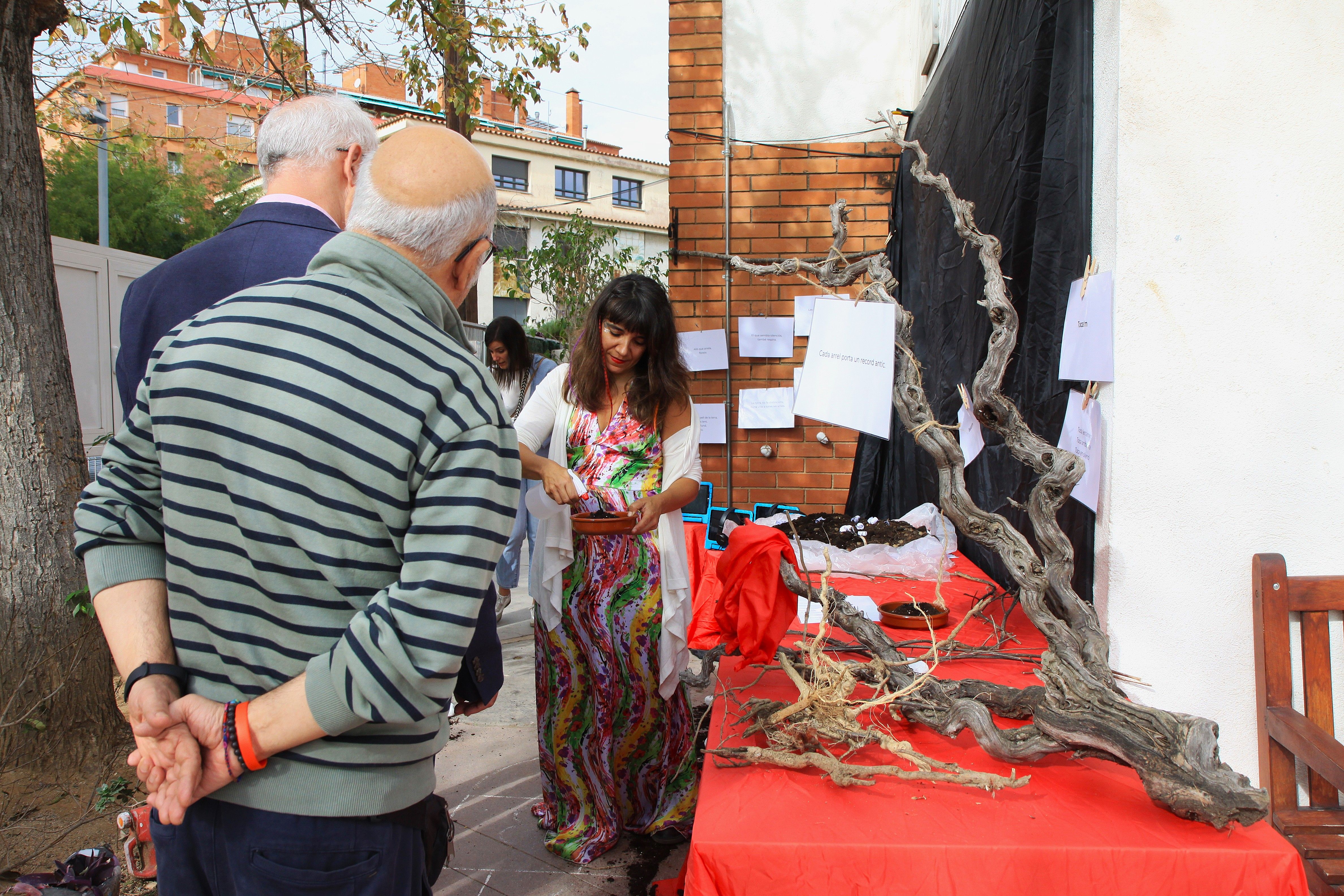 Els assistents interactuaven amb els elements naturals. Foto: Laia Jubany