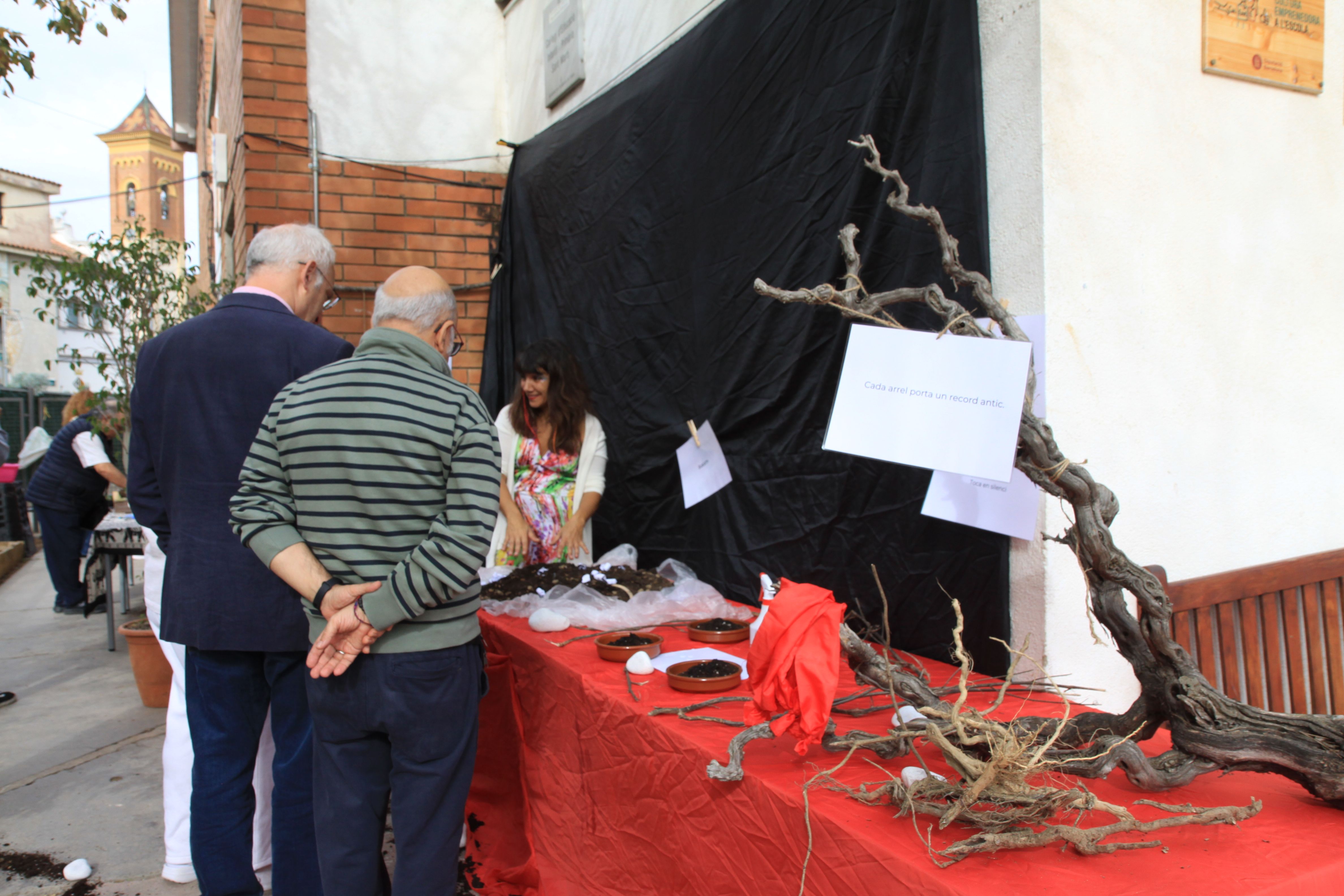 Els assistents interactuaven amb els elements naturals. Foto: Laia Jubany