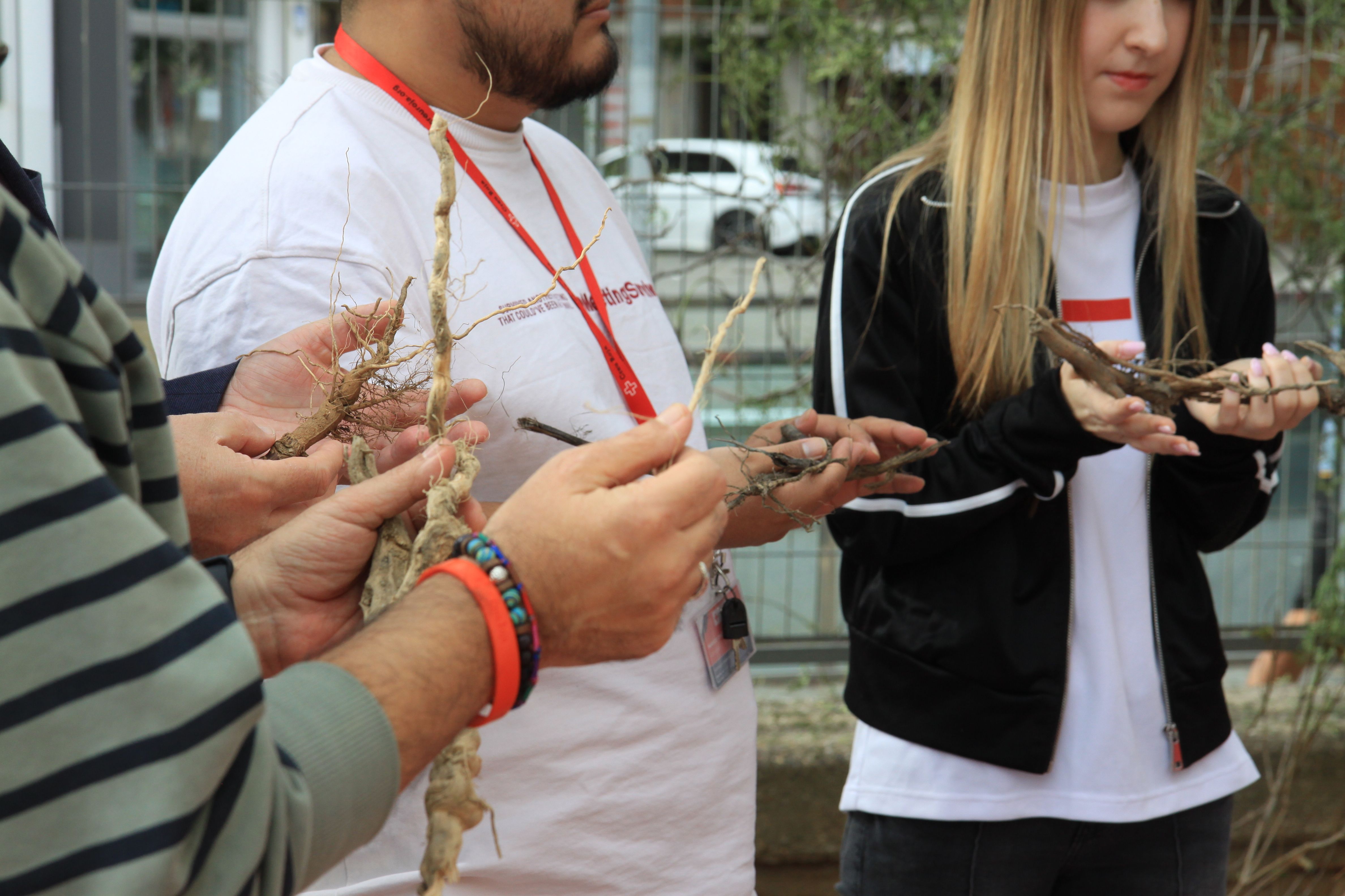 Els assistents interactuaven amb els elements naturals. Foto: Laia Jubany