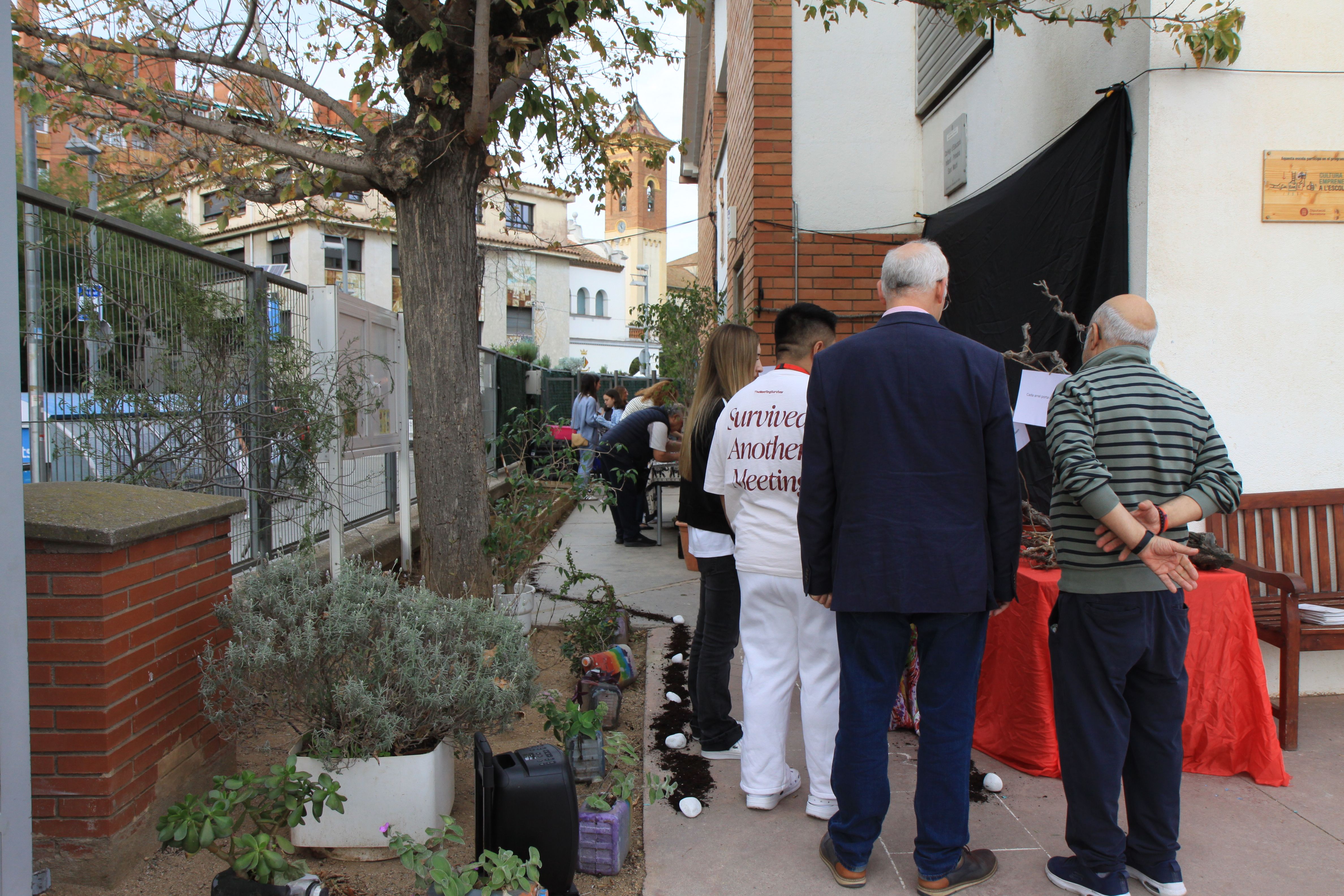 Els assistents interactuaven amb els elements naturals. Foto: Laia Jubany