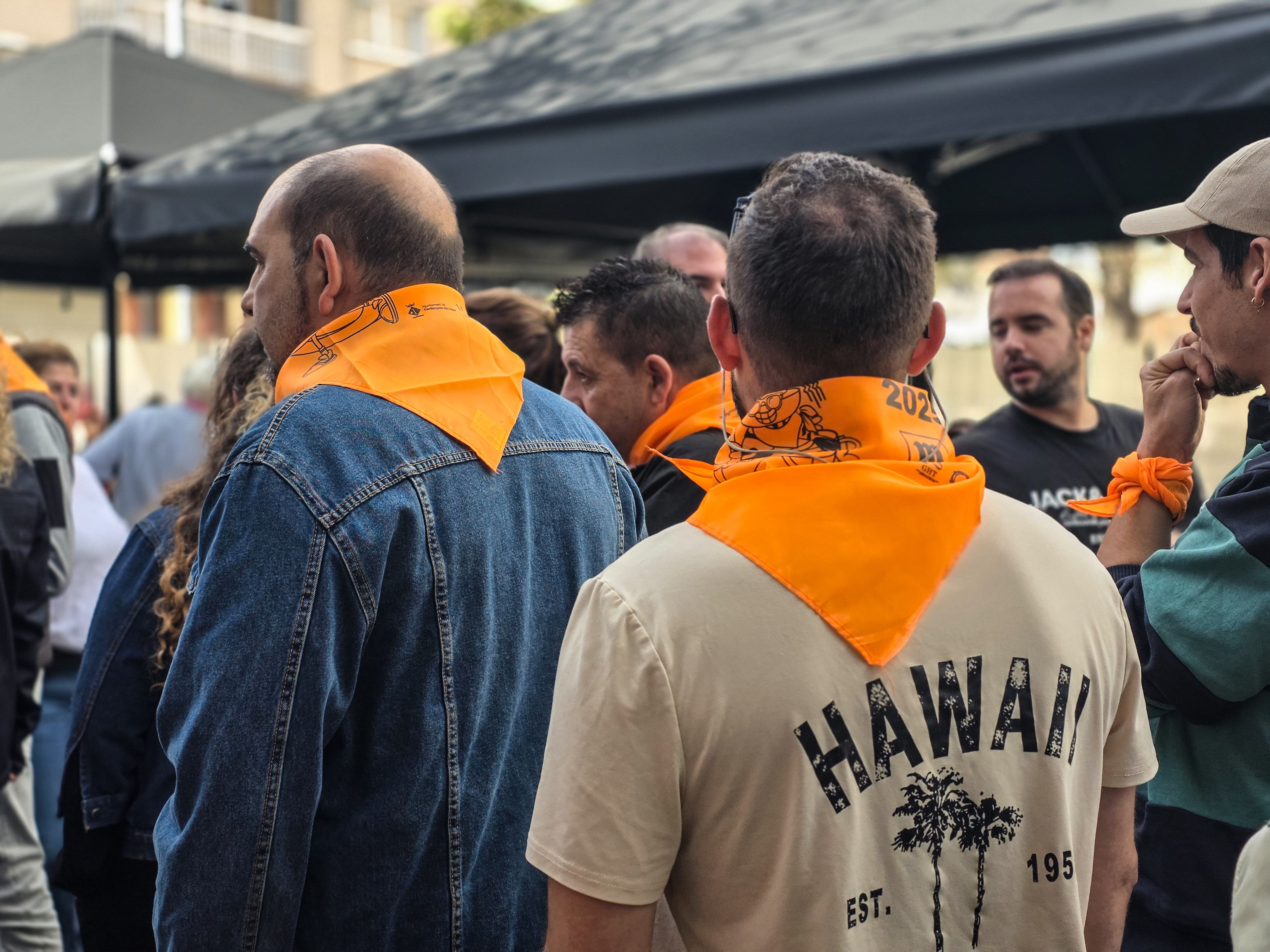 Cerdanyola s'omple de mocadors taronges. Foto: Marc Mata Cerdanyola s'omple de mocadors taronges. Foto: Marc Mata