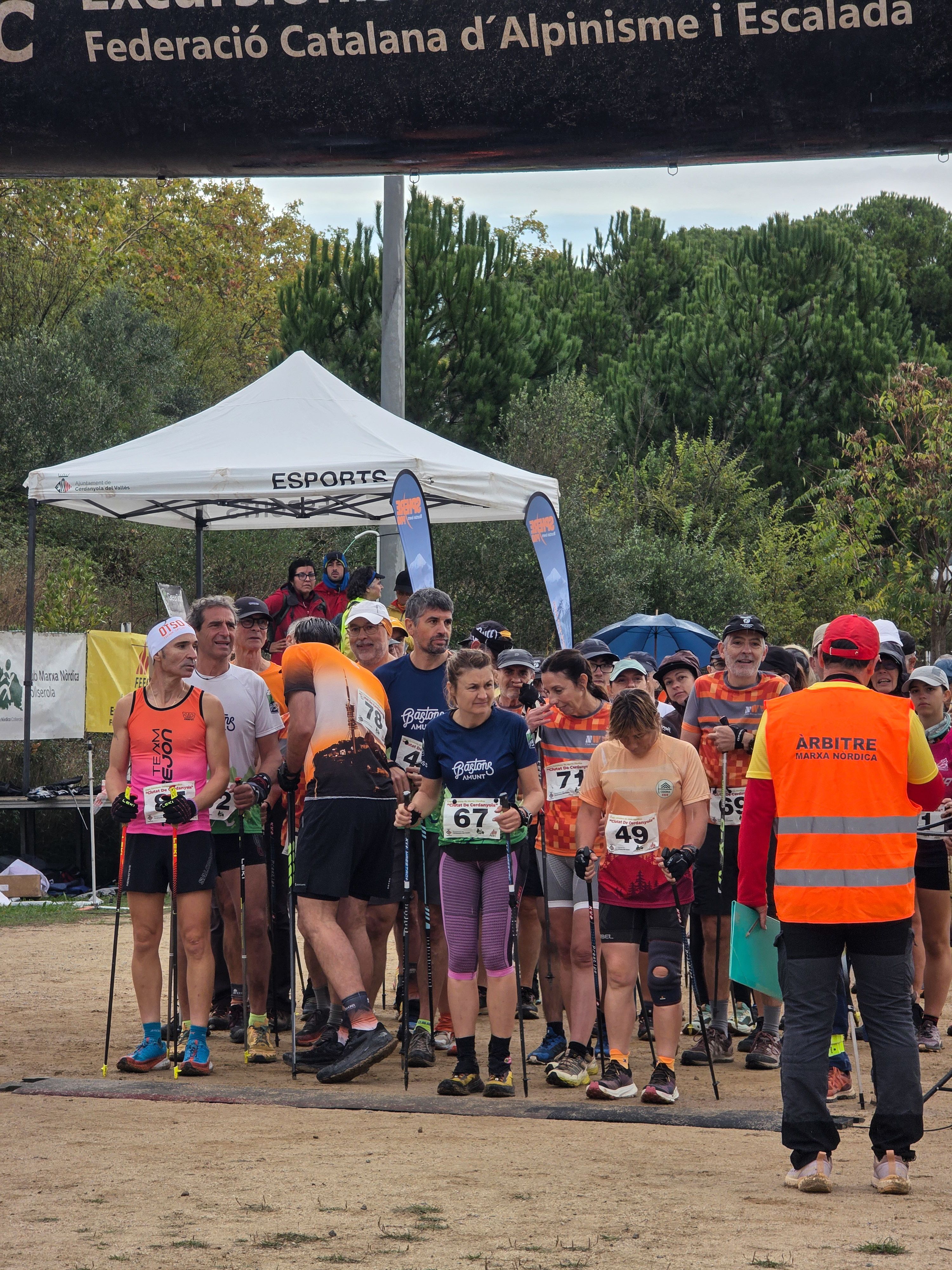 La Marxa Nòrdica sota la pluja. Foto: Marc Mata  La Marxa Nòrdica sota la pluja. Foto: Marc Mata