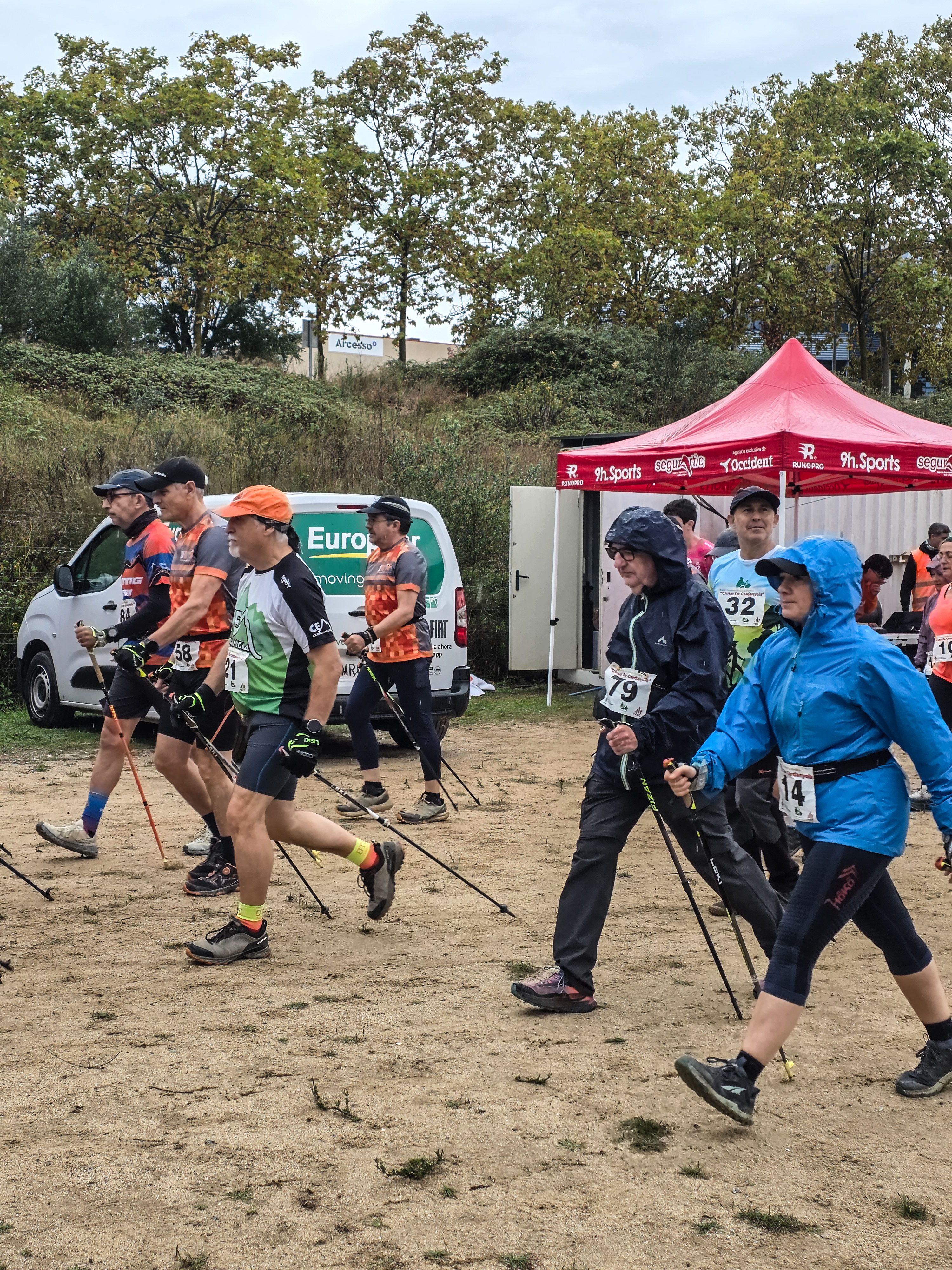 Els participants desafien la pluja. Foto: Marc Mata  Els participants desafien la pluja. Foto: Marc Mata