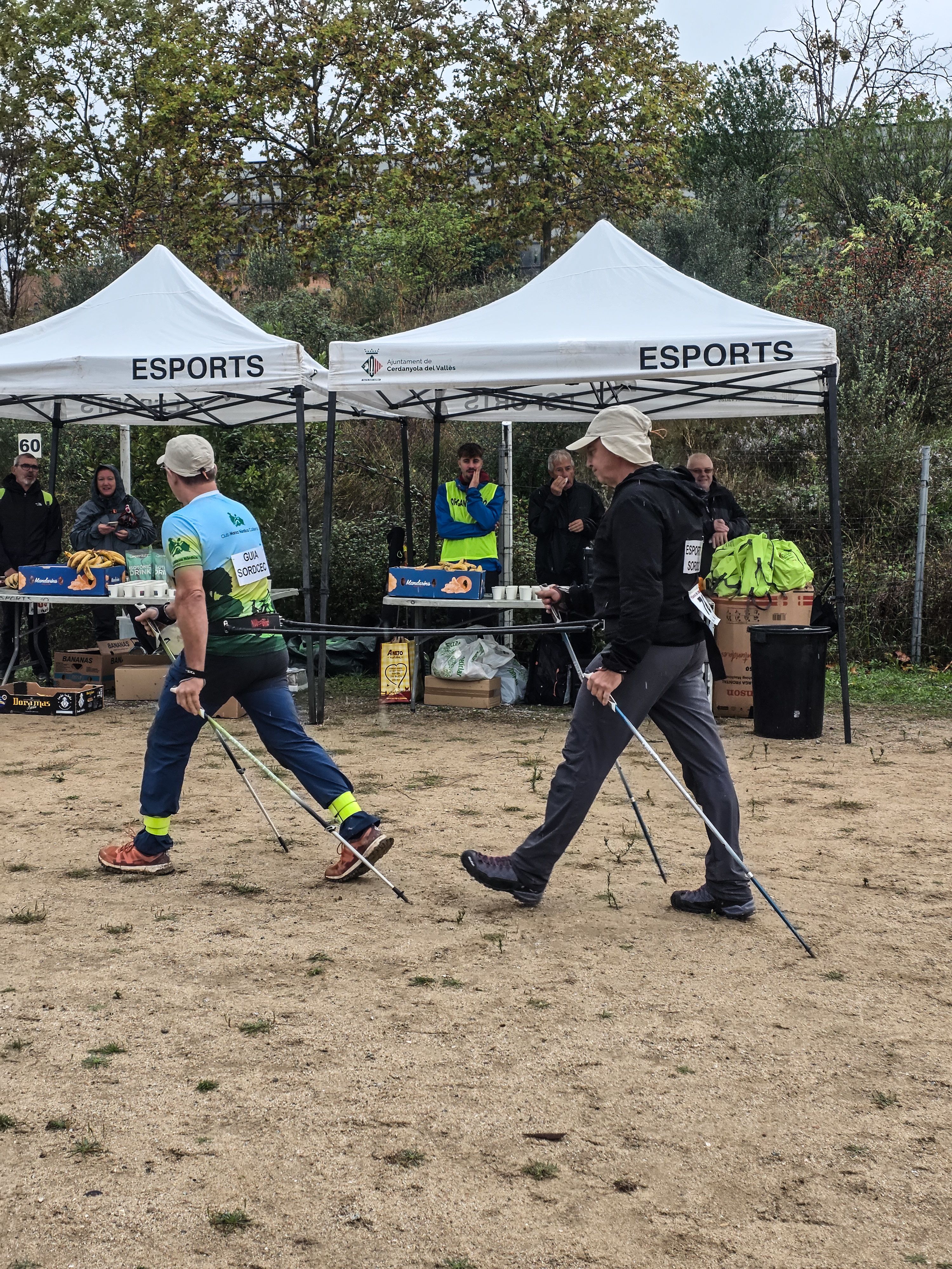 Dos participants de la Marxa Nòrdica. Foto: Marc Mata  Dos participants de la Marxa Nòrdica. Foto: Marc Mata