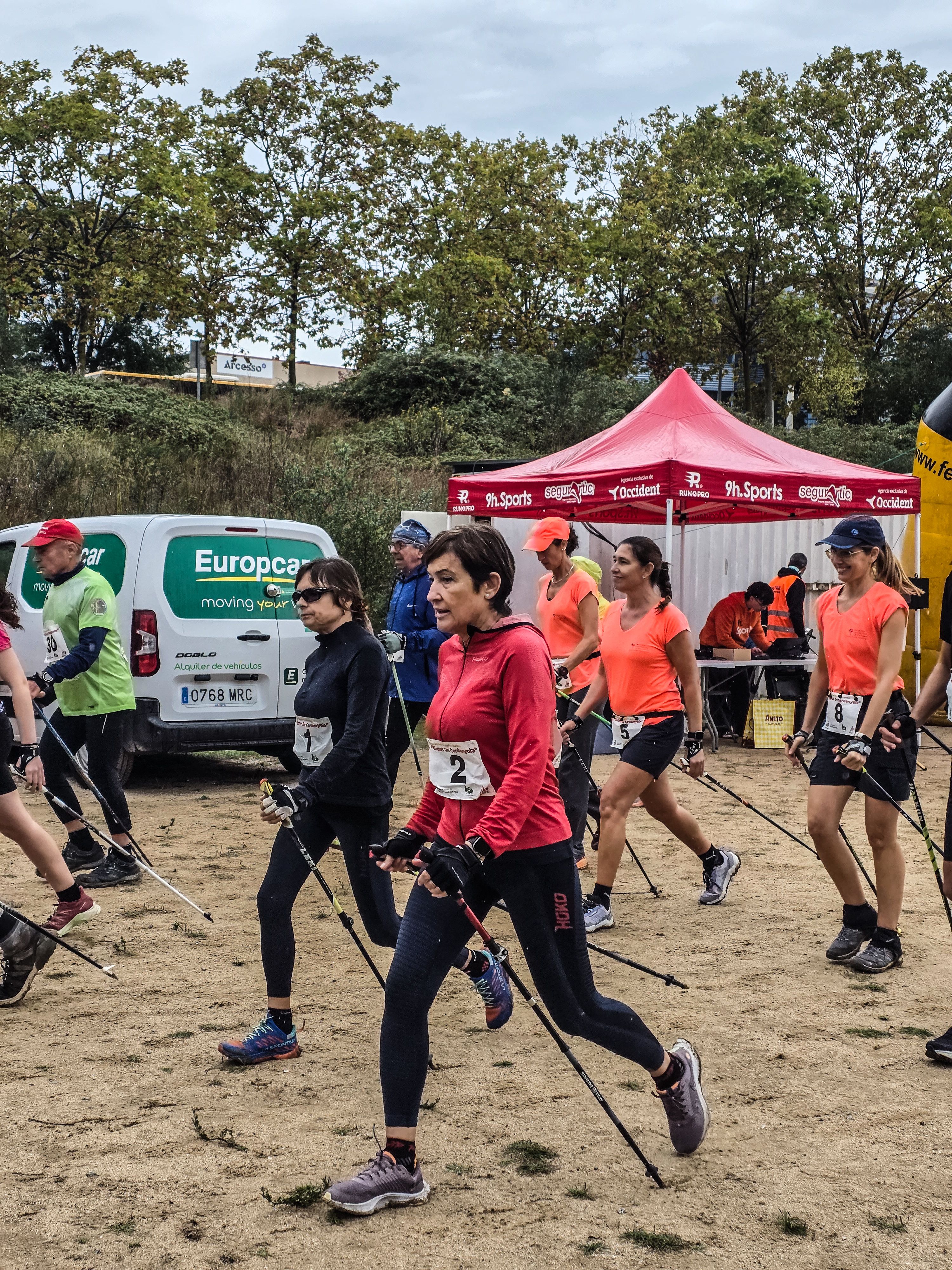Desenes de persones participen de la Marxa Nòrdica. Foto: Marc Mata  Desenes de persones participen de la Marxa Nòrdica. Foto: Marc Mata