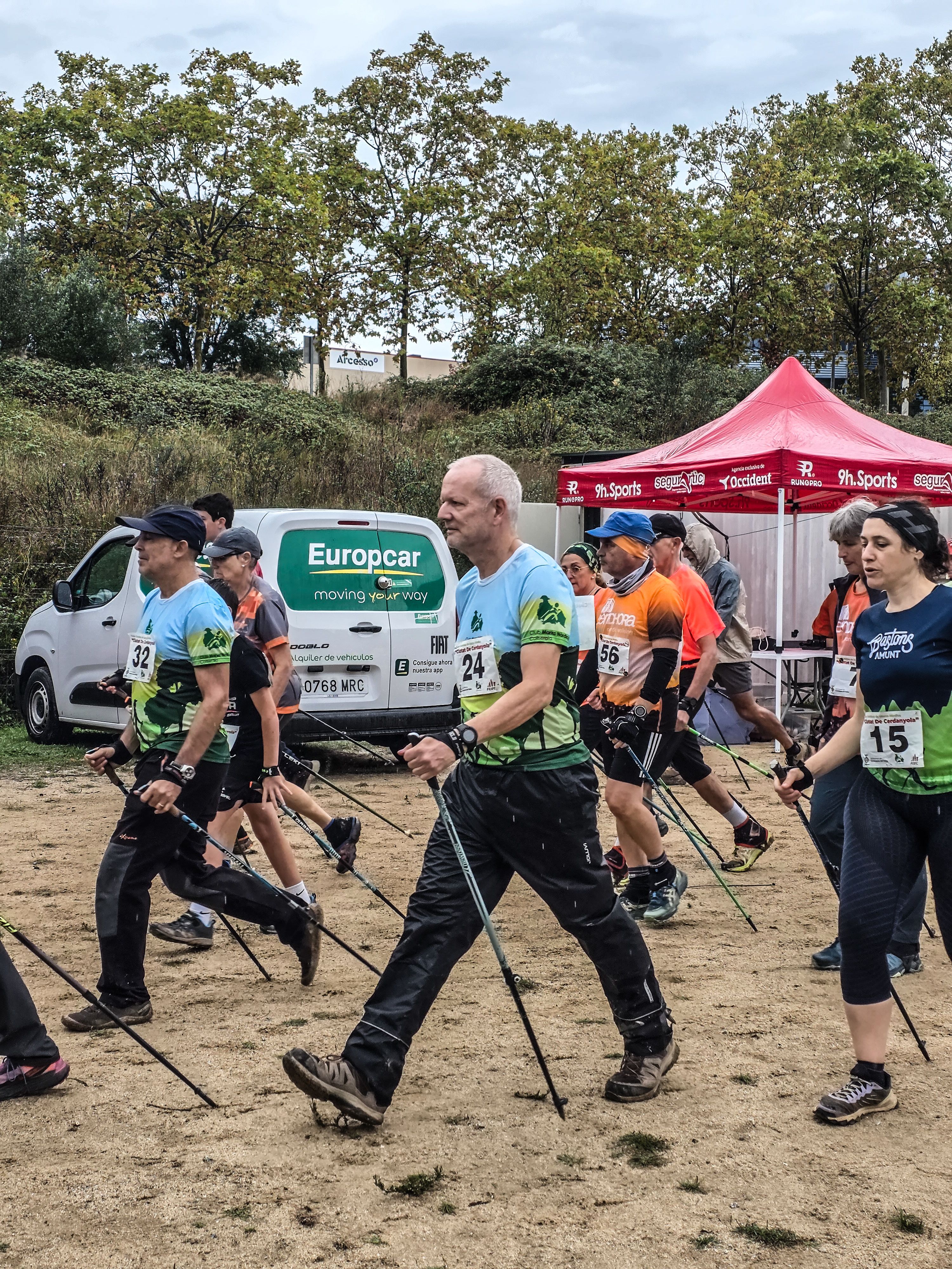 Els participants desafien la pluja. Foto: Marc Mata