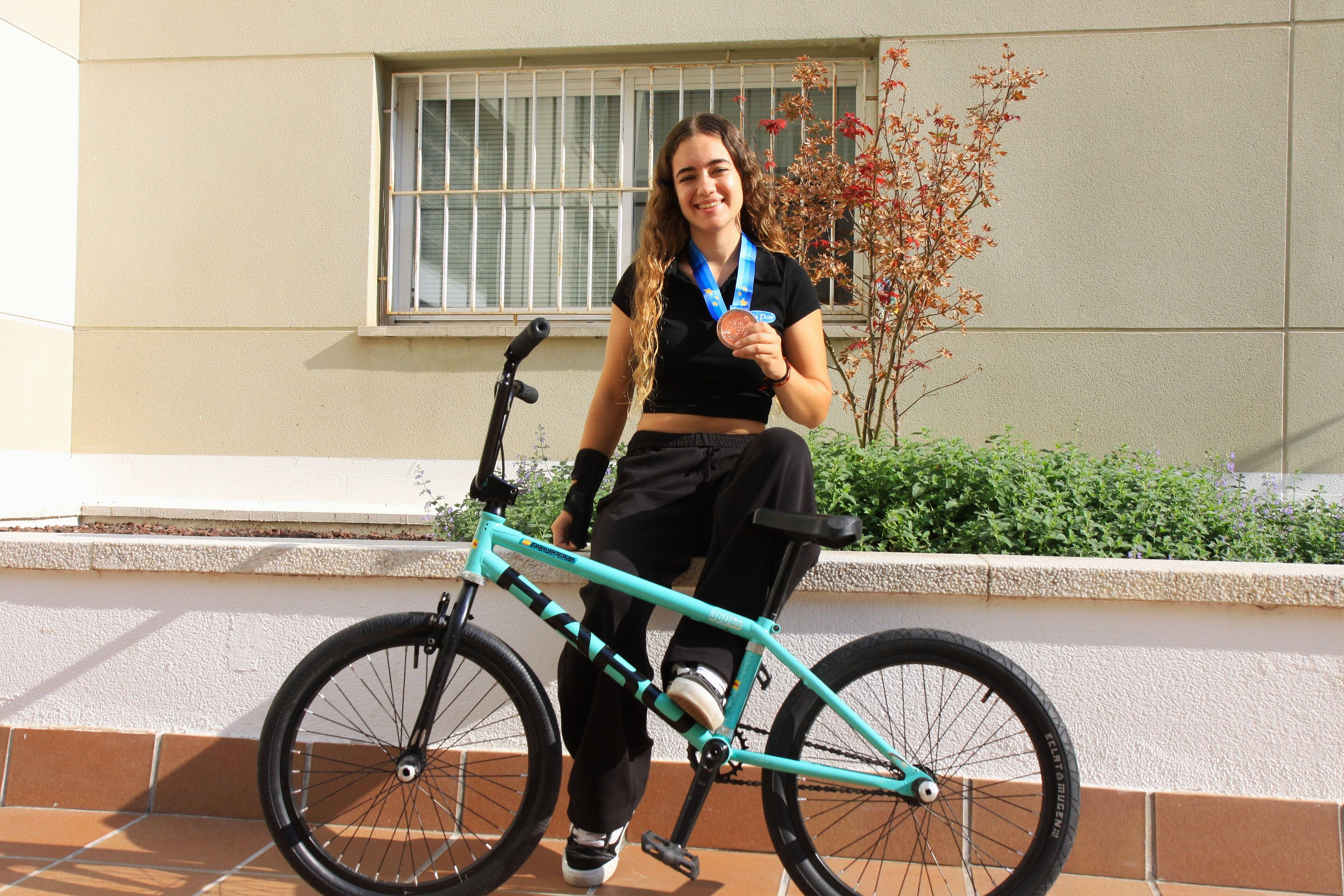 Dasha Rabanete, amb la medalla de bronze europeu i la seva bicicleta de BMX. Foto: Laia Jubany