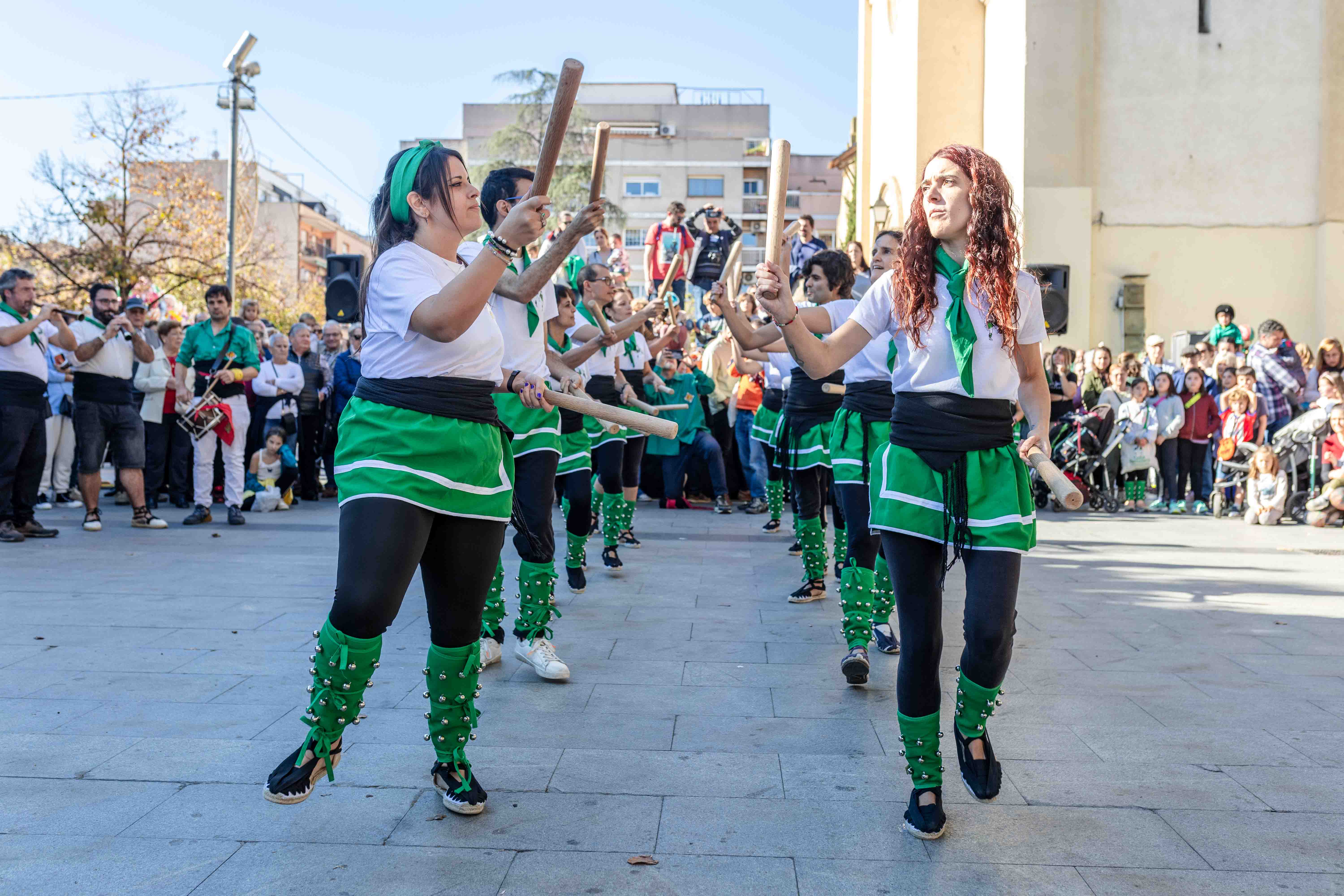 El ball de bastons i la cultura popular tenen un paper clau en les festes. Foto: Arnau Padilla