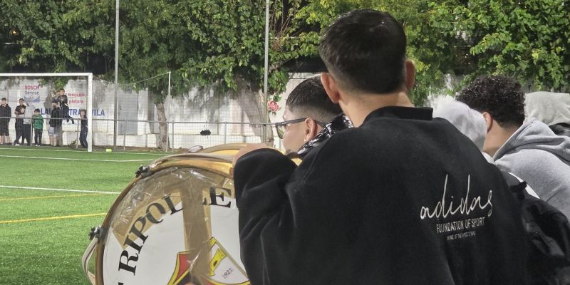 Aficionats animant als equips. Foto: Marc Mata Aficionats animant als equips. Foto: Marc Mata