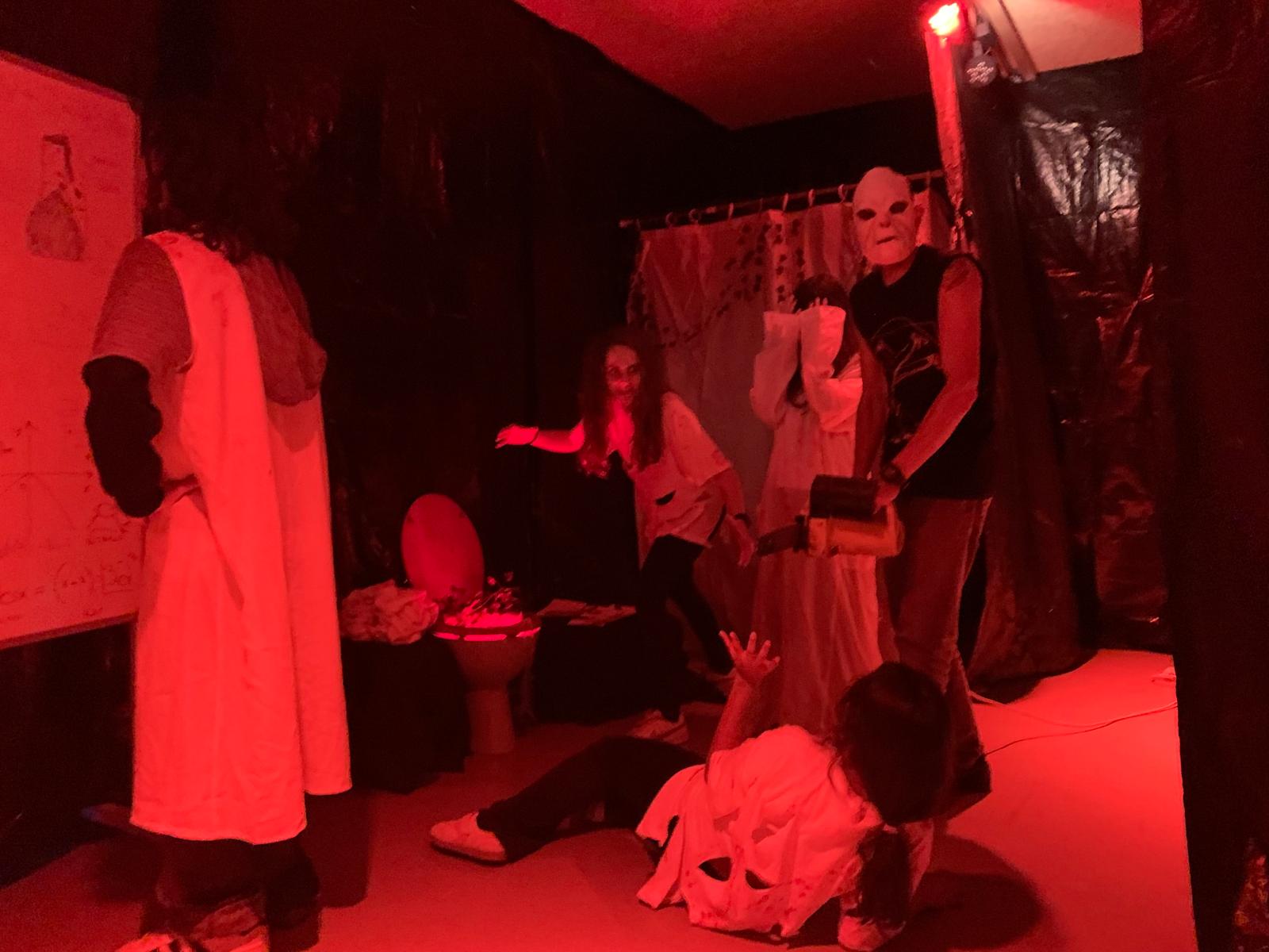 Una de les escenes de l'hotel de la Torre del Rellotge, una escape room teatralitzada per commemorar els 20 anys del Túnel del terror al Casal de Joves Altimira. Foto: Judit Josa