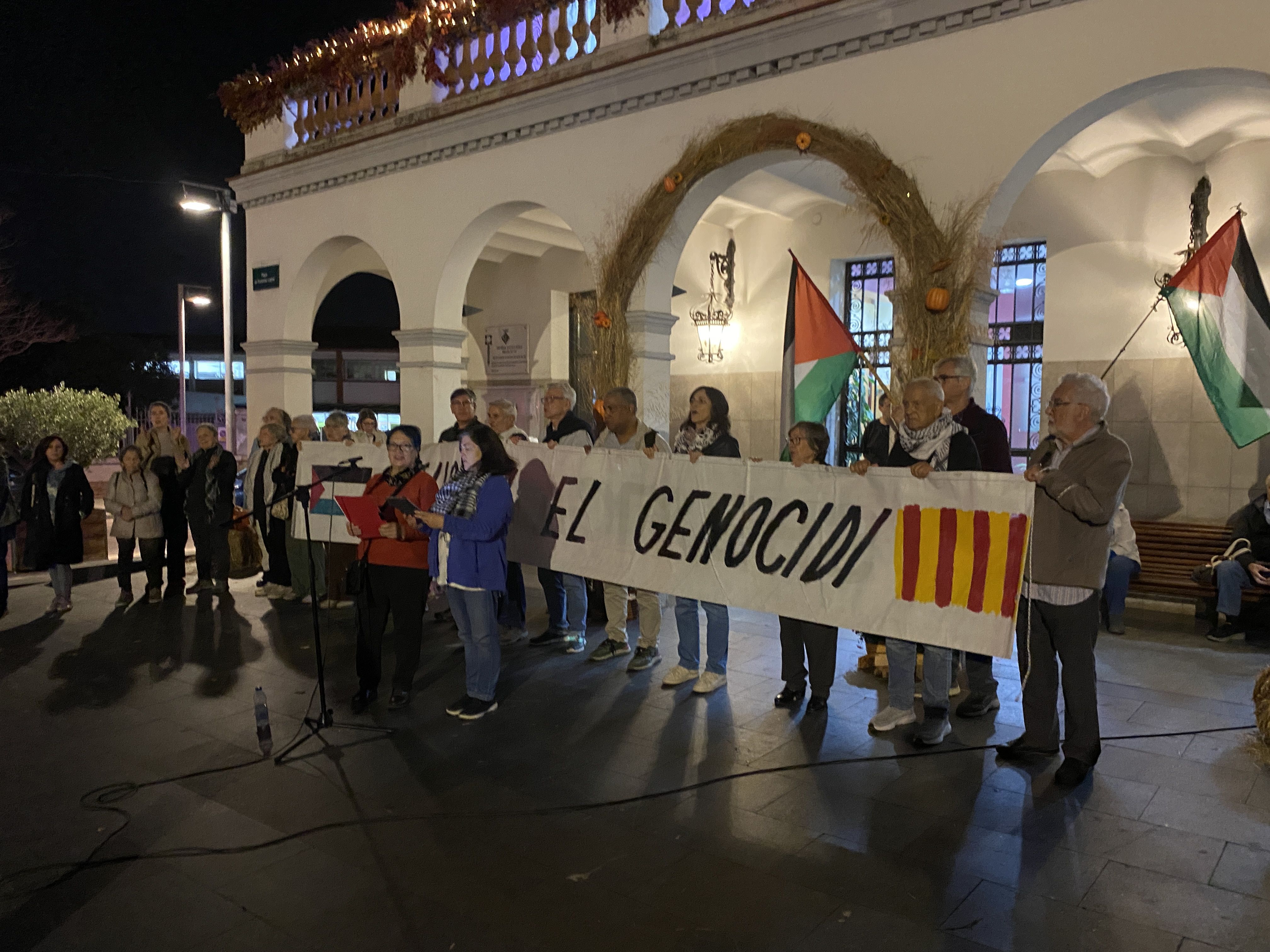 Espelmes, sabates i música en directe van omplir la plaça en record de les víctimes palestines. FOTO: Cedida