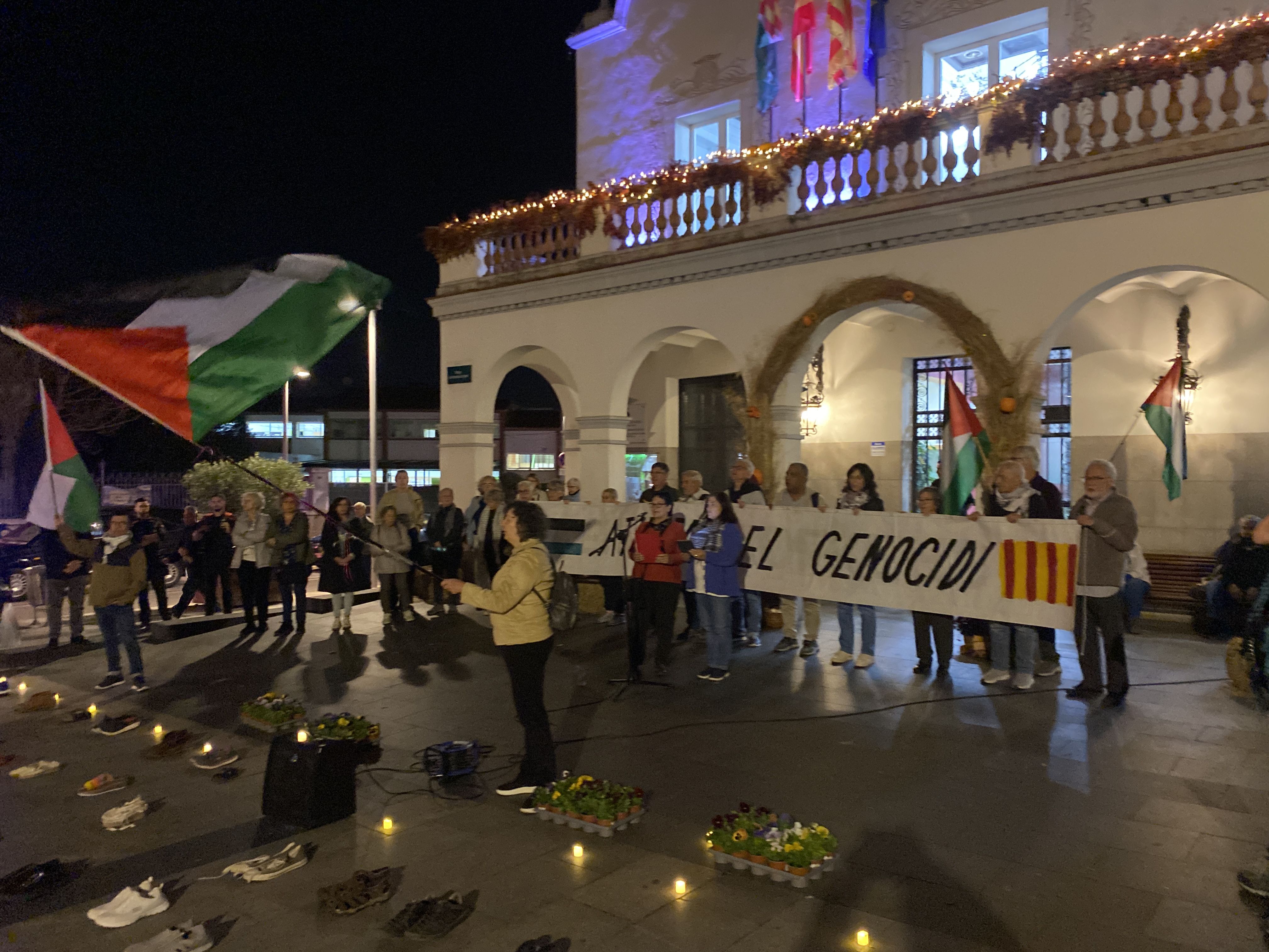 Espelmes, sabates i música en directe van omplir la plaça en record de les víctimes palestines. FOTO: Juan Antonio Hidalgo