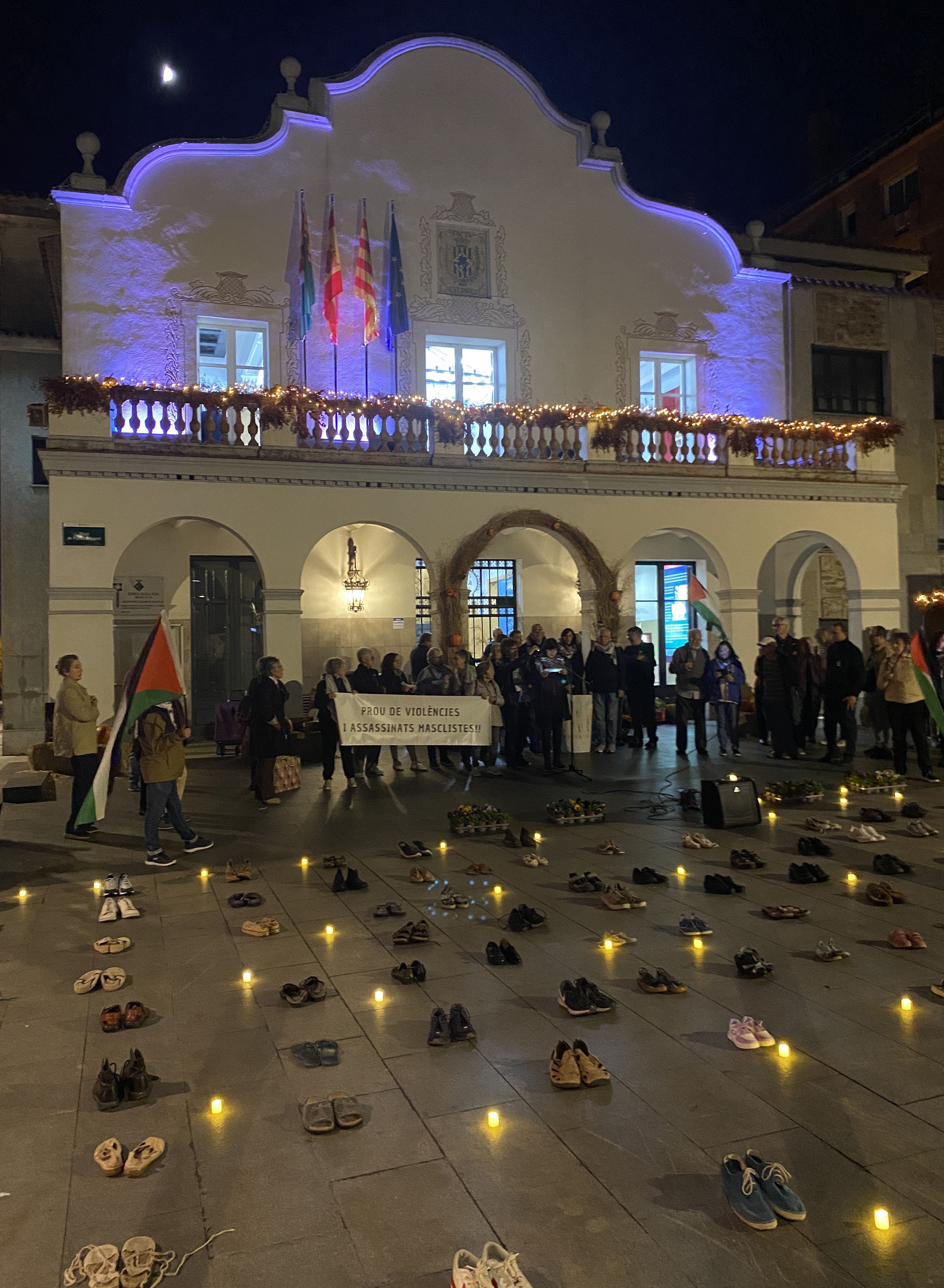 Espelmes, sabates i música en directe van omplir la plaça en record de les víctimes palestines. FOTO: Cedida