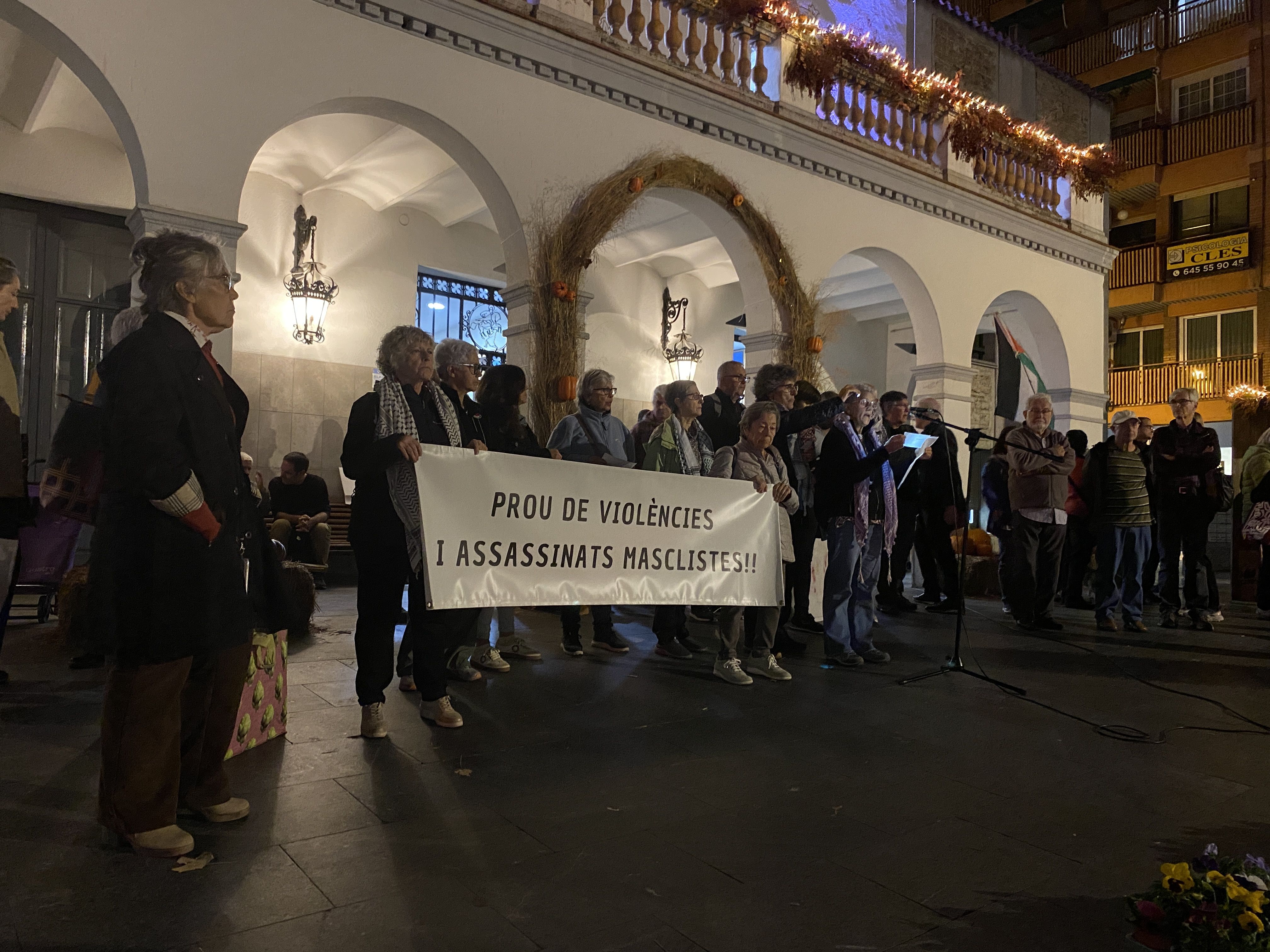 El col·lectiu Diguem Prou va llegir els noms de les dones assassinades i va reclamar el final de les violències masclistes. FOTO: Juan Antonio Hidalgo