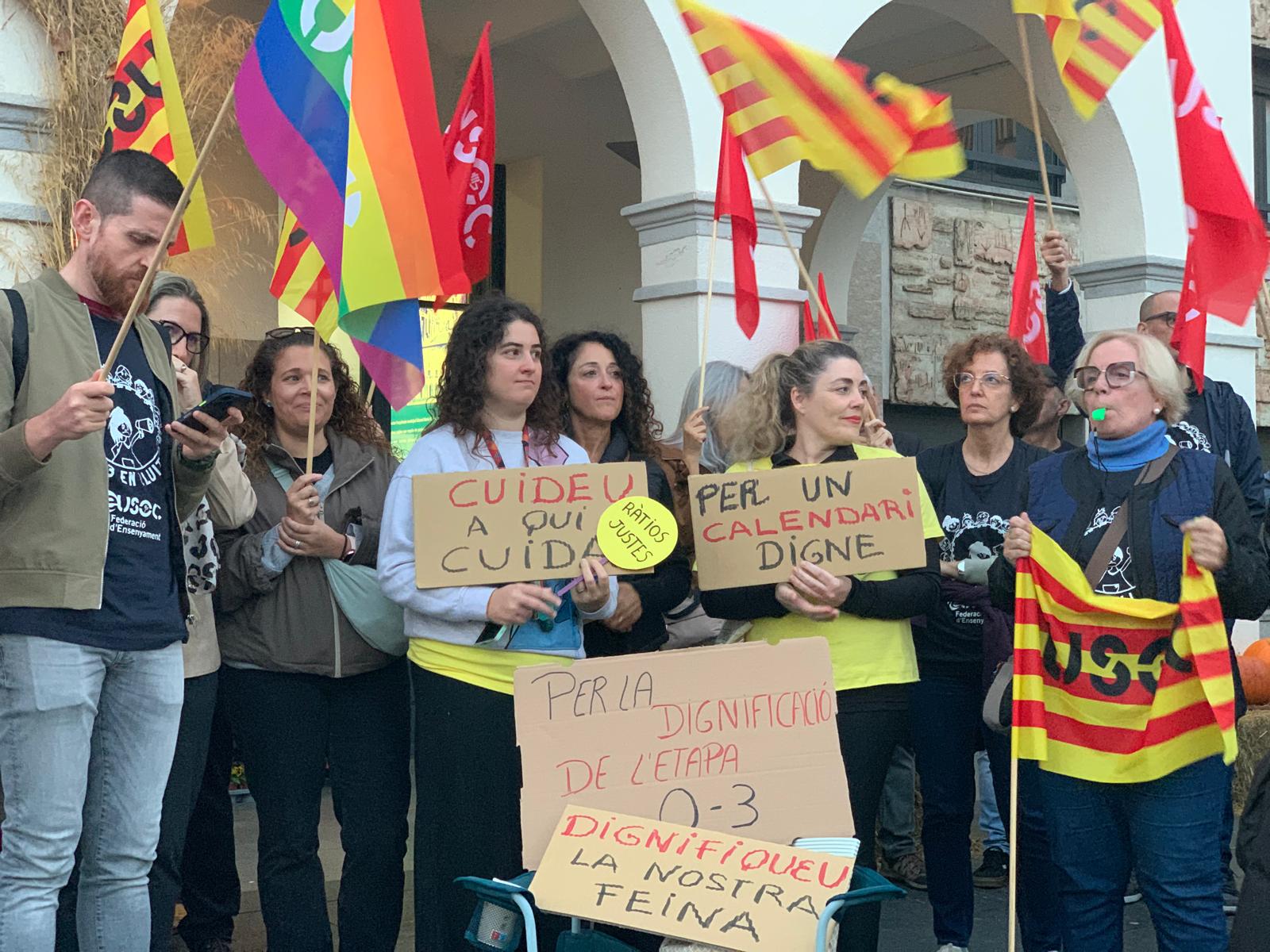 Docents i famílies van reclamar un calendari laboral digne amb cants, pancartes i balls a la plaça. FOTO: Judit Josa