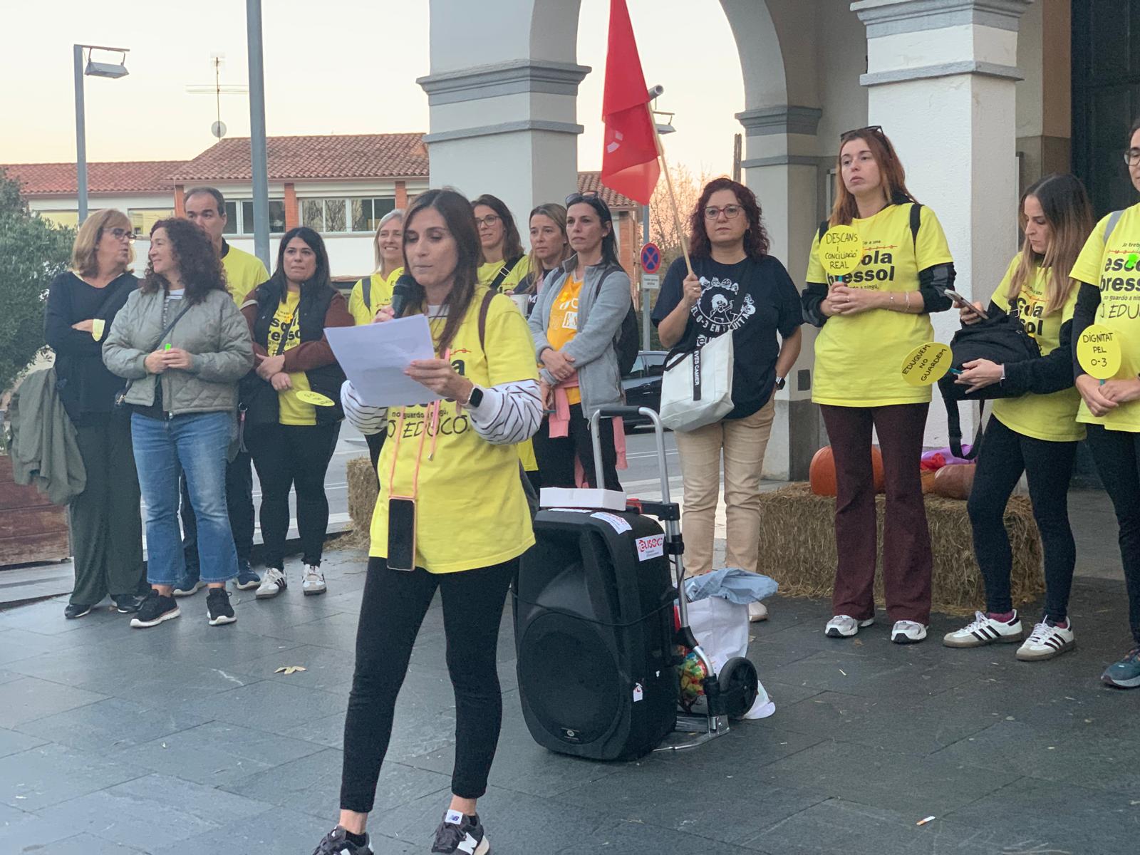 Docents i famílies van reclamar un calendari laboral digne amb cants, pancartes i balls a la plaça. FOTO: Judit Josa