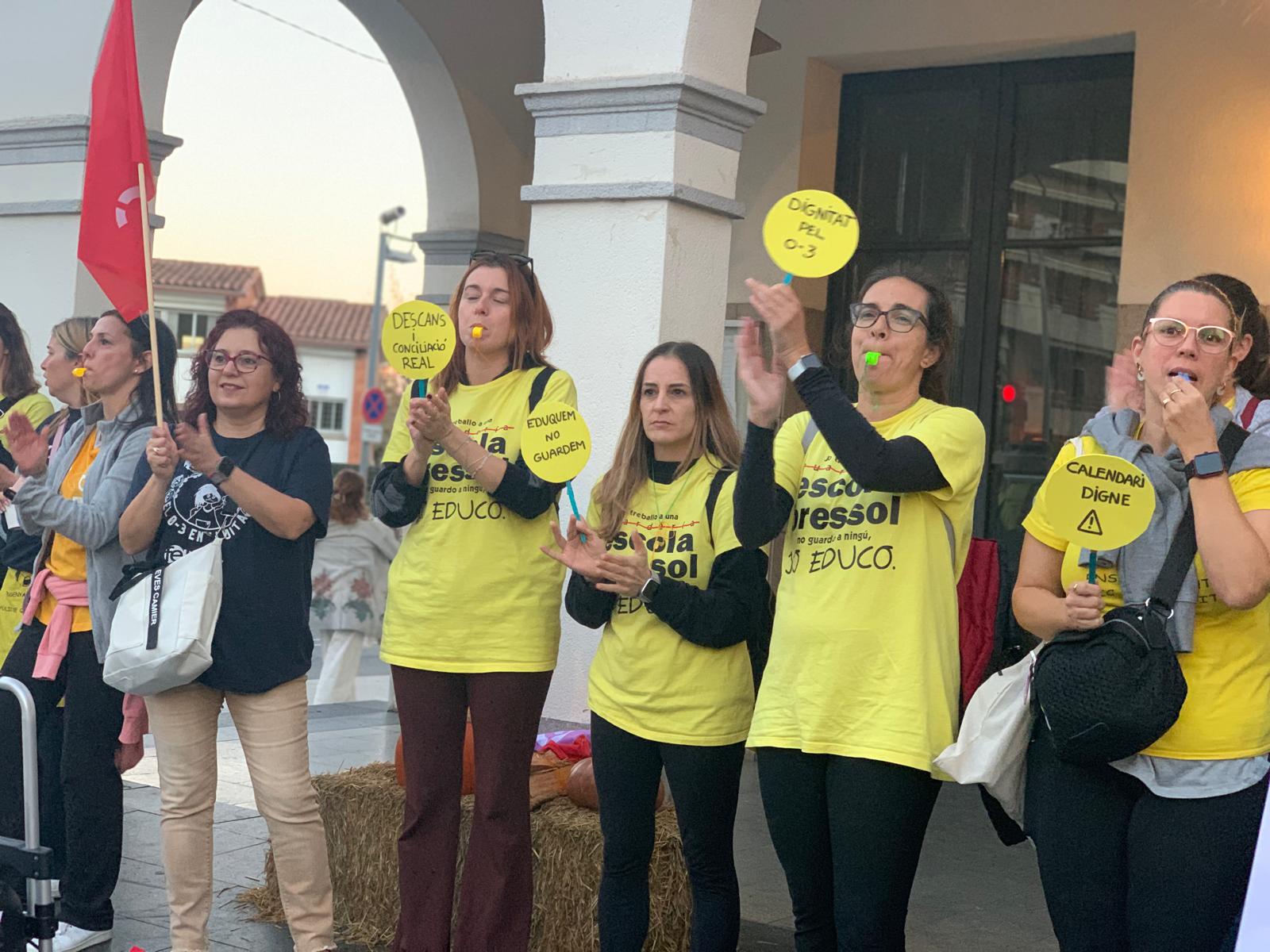 Docents i famílies van reclamar un calendari laboral digne amb cants, pancartes i balls a la plaça. FOTO: Judit Josa