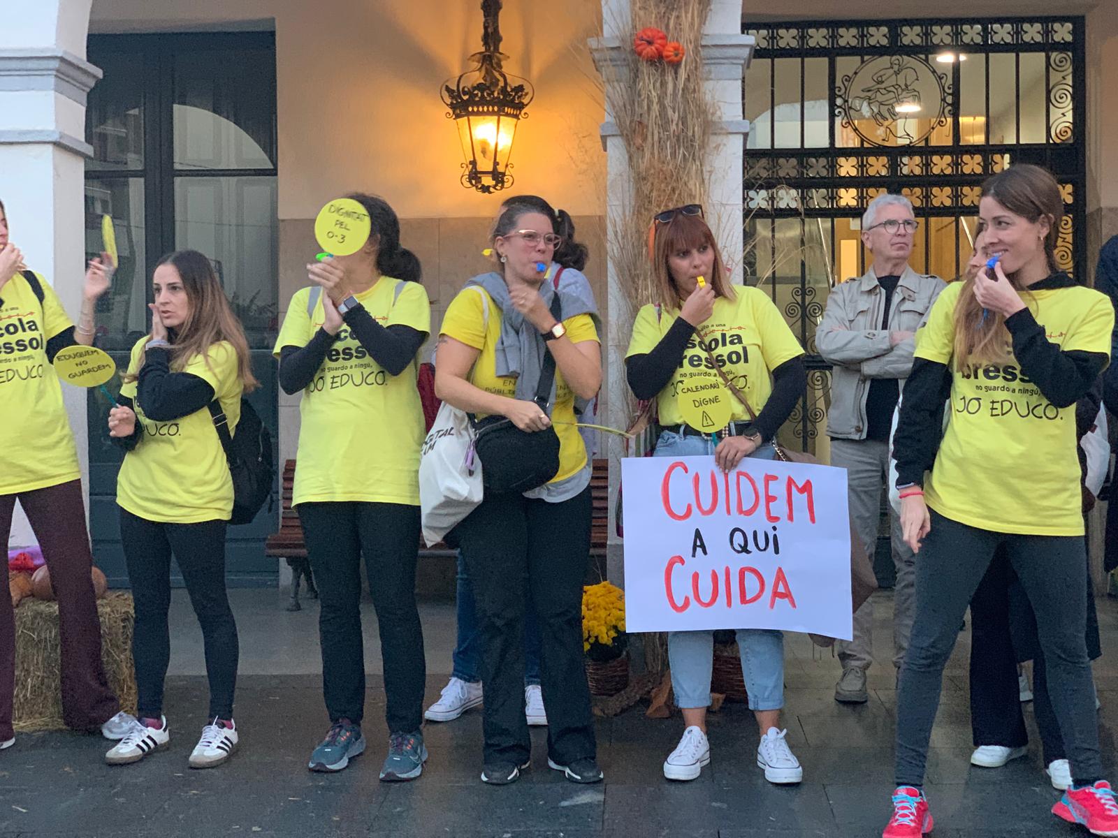 Docents i famílies van reclamar un calendari laboral digne amb cants, pancartes i balls a la plaça. FOTO: Judit Josa