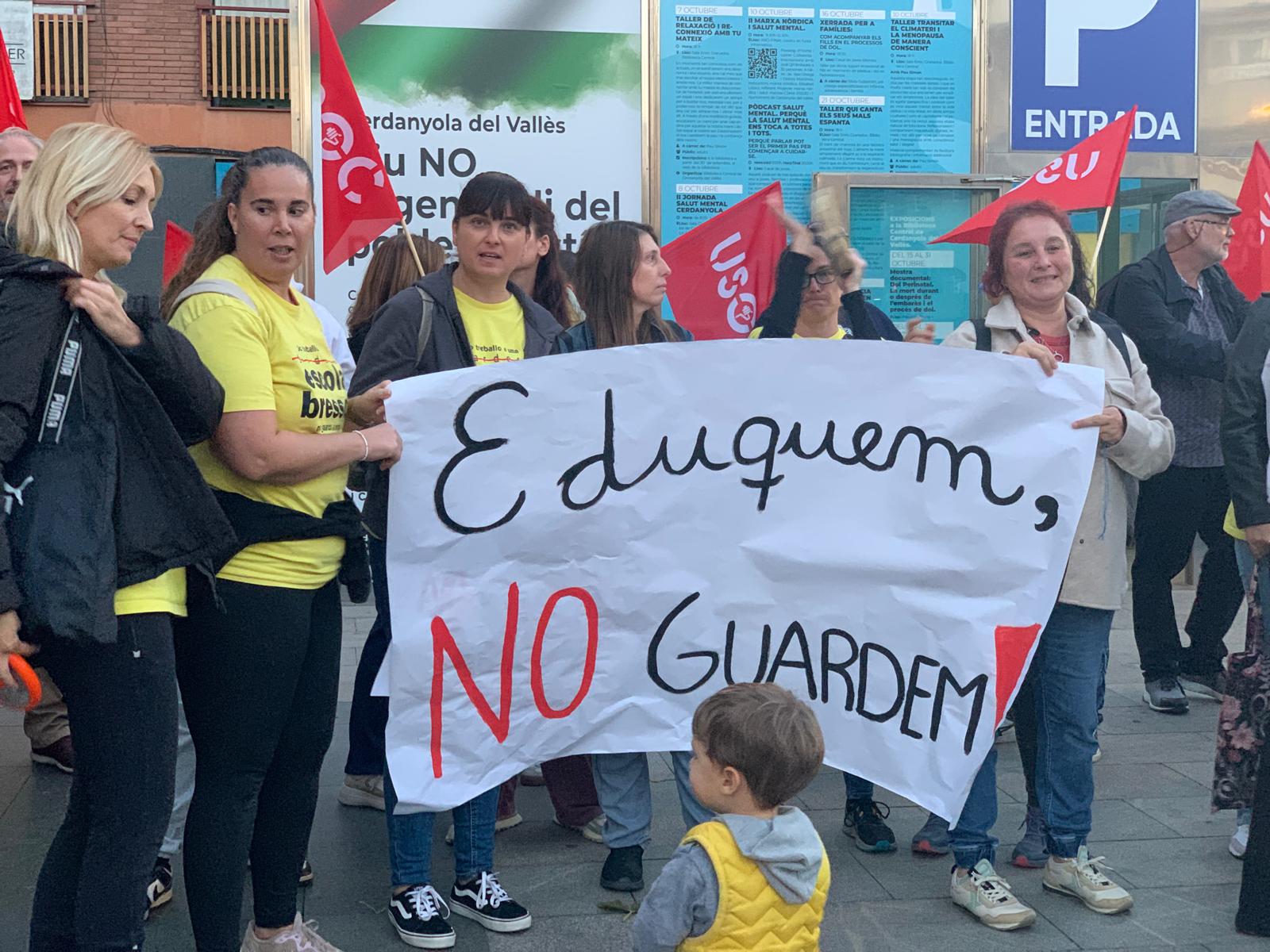 Docents i famílies van reclamar un calendari laboral digne amb cants, pancartes i balls a la plaça. FOTO: Judit Josa
